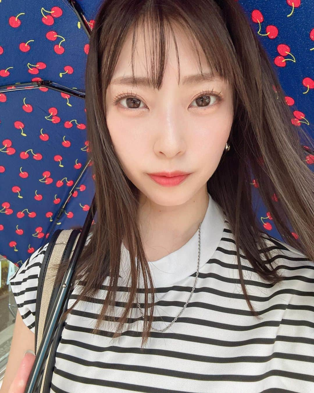 藤井香愛のインスタグラム：「毎日暑くて日傘が欠かせない⛱️ 私の日傘、内側がさくらんぼなの🍒😆可愛いでしょ😆 暑いけど一緒に夏を乗り切ろうね🌻  #藤井香愛　#夢告鳥 #徳間ジャパン　#歌謡曲 #日傘　#紫外線対策　#UVカット　#日焼け #日焼け対策　#美肌 #色白　#自撮り女子 #汗だく #ボーダー #さくらんぼ」