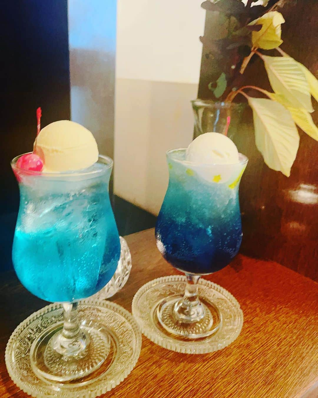 めあり(みい)さんのインスタグラム写真 - (めあり(みい)Instagram)「行ってみたかったクリームソーダ飲みに来た🫧🍹𓈒𓂂𓏸 青空と星空🌌 ・ ・ #クリームソーダ#クリームソーダ部 #クリームソーダ巡り #カフェ巡り#カフェ活 #かふぇすたぐらむ #カフェ部 #ランチ#カレー美味しい#自撮り#セルフィー#インフルエンサー#きょコ」8月8日 17時16分 - bokuwamus