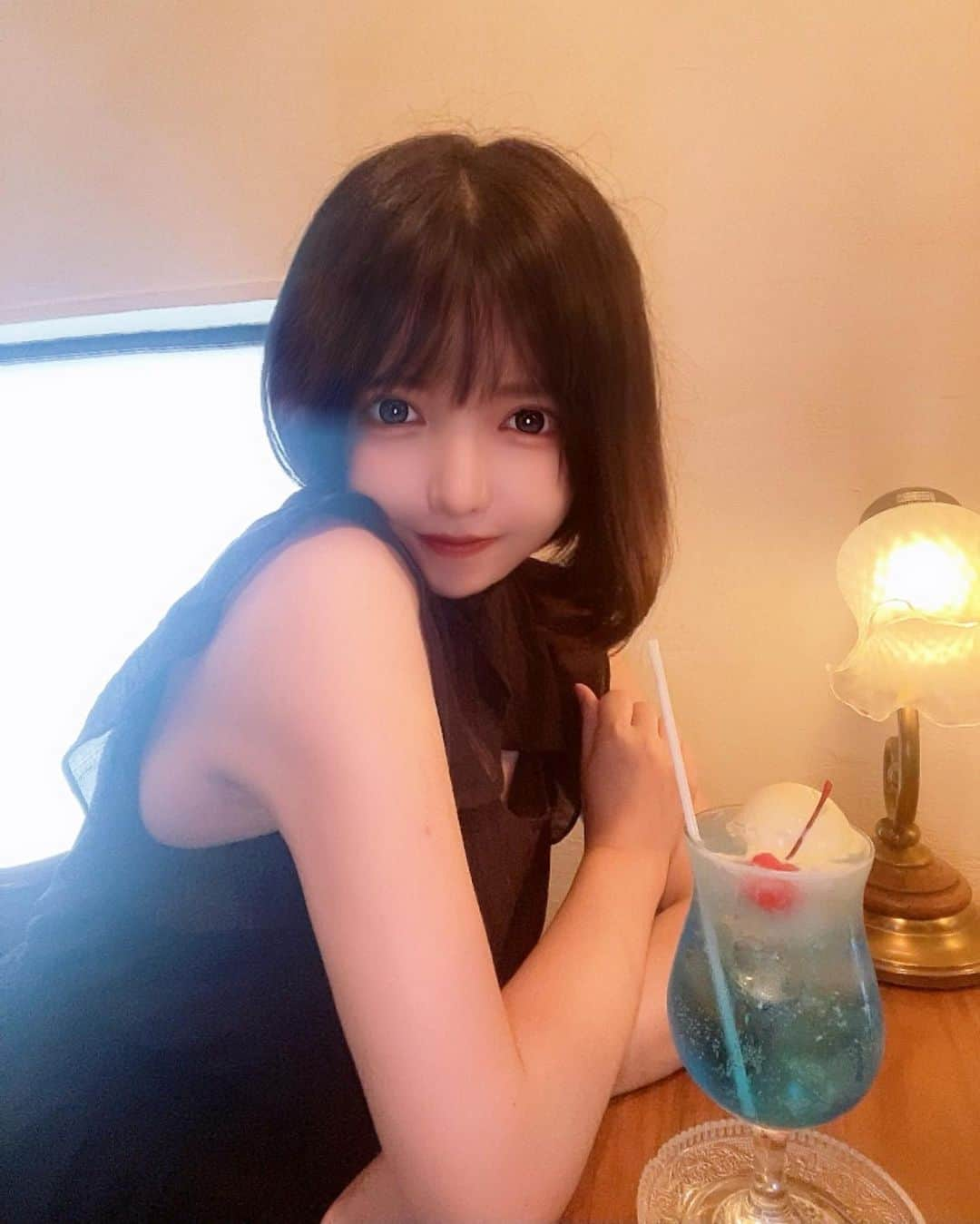 めあり(みい)さんのインスタグラム写真 - (めあり(みい)Instagram)「行ってみたかったクリームソーダ飲みに来た🫧🍹𓈒𓂂𓏸 青空と星空🌌 ・ ・ #クリームソーダ#クリームソーダ部 #クリームソーダ巡り #カフェ巡り#カフェ活 #かふぇすたぐらむ #カフェ部 #ランチ#カレー美味しい#自撮り#セルフィー#インフルエンサー#きょコ」8月8日 17時16分 - bokuwamus