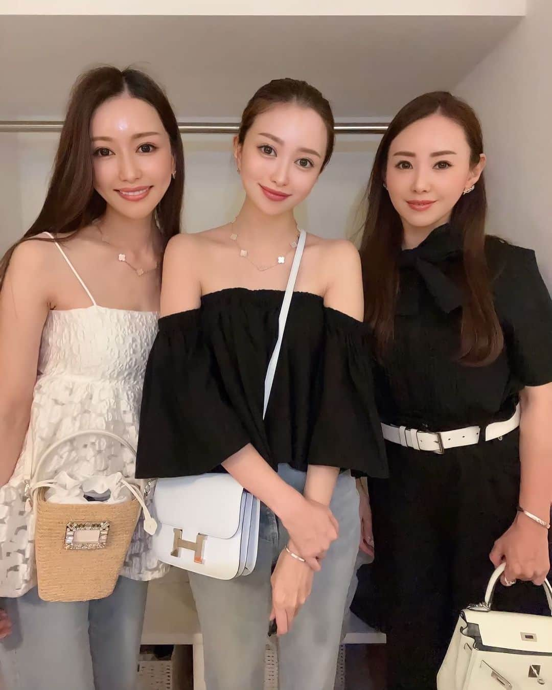 小川真葵さんのインスタグラム写真 - (小川真葵Instagram)「family会🩵🩵🩵 子供達も仲良く楽しそうでほっこり🥰 はるかちゃんも私も @rinoa_official のデニム👖  ストレッチ素材&ハイウエスト&美脚シルエットで神パンツ！  #family #ママ友 #女子会  #hermes #constance #kelly25  #コンスタンスミニ」8月8日 17時17分 - aoi1002_