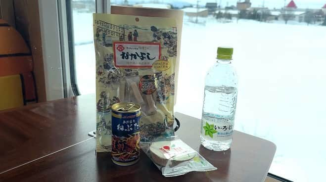 高山沙織さんのインスタグラム写真 - (高山沙織Instagram)「【最長片道切符の旅振り返り♯8】 こんにちは アンドロイドのお姉さんです。 私は青森県に来ています。 最長片道切符の旅の道の途中、次の列車の発車時刻までまだ時間があるので青森駅周辺を少し観光してみたいと思います。   私は結構ベーシックな観光が好きなので青森の定番スポットに向かいます。 やってきたのは青森魚菜センターここで”のっけ丼”を食べようと思います 。 まず受付でチケットを購入。リッチに2000円分買いました。 最初にチケット1枚とご飯を交換し、市場の店舗で好みの具材を探していくのです 。  立派な海鮮丼としじみのお味噌汁のセット。海鮮はとても新鮮で美味しかったです前に来た時は750円分のケチケチ海鮮丼しかできなかったのでこれはかなり豪華で食べ応え十分。 しじみの味噌汁も冷えた身体に染み渡ります。  というわけで腹ごしらえ完了。  列車旅を再開していきます。 今回青森駅から乗車するのは13時51分発のリゾートしらかみ。 しらかみ号は全席指定席なのですが、せっかくなのでスペシャルな座席を予約しました。 それは仕切りで半個室のようになっている座席ボックス席というシート。 座席ボックス席は座面を倒すとフルフラットになるのです（橅編成だとできる席は決まっていますが）  ただ、席単位での購入しかしてないのでもしかしたら全くの他人と相席になる確率もあるという一種のギャンブル席なのです。  リゾートしらかみは青森駅から奥羽本線、五能線と日本海の絶景を眺めながら進み、そして再び奥羽本線に入ってから秋田まで向かいます。走行距離は210.2km時間にすると約5時間の長旅です。  最長片道切符ってわざと遠回りをするきっぷなのですが、このリゾートしらかみも絶景が見れる「五能線」をあえて経由して時間をかけて ゆっくり進むというコンセプトなので相性が超いいのです。  途中の弘前駅ではスイッチバックを行う関係で進行方向が逆になります。 リゾートしらかみは終点秋田まで 弘前 川部 東能代の3カ所でスイッチバックを行うのです。  川部駅を出発後、列車は日本海の絶景が楽しめる五能線の区間に入っていきます。 しばらく走ると日本海が見えてきました。  千畳敷駅では15分ほど停車時間がありました。寒い時期に岩肌から流れる水が凍りつくこの景色を氷のカーテンと呼ぶのだそう。 2月下旬でも結構綺麗ですね 。千畳敷駅からすぐに海の方に降りることができるので乗客の皆様は記念撮影をしたり散歩をしたりと各々楽しんでいました 。 ただ寒すぎるので足早に車内に。  そこからは車内でリンゴジュースを飲んだり八戸の名物珍味”なかよし”を食べたり。 まるで自分の部屋のように過ごしました。  この快適すぎるフルフラットの座席、それと美しい風景のおかげで5時間乗りっぱなしでも全然疲れてません。 というわけで19時1分 秋田駅に到着です。  今日の旅はここでおしまい。 秋田駅来るたび思うのですが、秋田犬が可愛い。 というわけで今回も動画見ていただきありがとう ございます次は秋田駅からのスタートです。」8月8日 17時20分 - saotvos