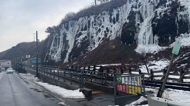 高山沙織さんのインスタグラム写真 - (高山沙織Instagram)「【最長片道切符の旅振り返り♯8】 こんにちは アンドロイドのお姉さんです。 私は青森県に来ています。 最長片道切符の旅の道の途中、次の列車の発車時刻までまだ時間があるので青森駅周辺を少し観光してみたいと思います。   私は結構ベーシックな観光が好きなので青森の定番スポットに向かいます。 やってきたのは青森魚菜センターここで”のっけ丼”を食べようと思います 。 まず受付でチケットを購入。リッチに2000円分買いました。 最初にチケット1枚とご飯を交換し、市場の店舗で好みの具材を探していくのです 。  立派な海鮮丼としじみのお味噌汁のセット。海鮮はとても新鮮で美味しかったです前に来た時は750円分のケチケチ海鮮丼しかできなかったのでこれはかなり豪華で食べ応え十分。 しじみの味噌汁も冷えた身体に染み渡ります。  というわけで腹ごしらえ完了。  列車旅を再開していきます。 今回青森駅から乗車するのは13時51分発のリゾートしらかみ。 しらかみ号は全席指定席なのですが、せっかくなのでスペシャルな座席を予約しました。 それは仕切りで半個室のようになっている座席ボックス席というシート。 座席ボックス席は座面を倒すとフルフラットになるのです（橅編成だとできる席は決まっていますが）  ただ、席単位での購入しかしてないのでもしかしたら全くの他人と相席になる確率もあるという一種のギャンブル席なのです。  リゾートしらかみは青森駅から奥羽本線、五能線と日本海の絶景を眺めながら進み、そして再び奥羽本線に入ってから秋田まで向かいます。走行距離は210.2km時間にすると約5時間の長旅です。  最長片道切符ってわざと遠回りをするきっぷなのですが、このリゾートしらかみも絶景が見れる「五能線」をあえて経由して時間をかけて ゆっくり進むというコンセプトなので相性が超いいのです。  途中の弘前駅ではスイッチバックを行う関係で進行方向が逆になります。 リゾートしらかみは終点秋田まで 弘前 川部 東能代の3カ所でスイッチバックを行うのです。  川部駅を出発後、列車は日本海の絶景が楽しめる五能線の区間に入っていきます。 しばらく走ると日本海が見えてきました。  千畳敷駅では15分ほど停車時間がありました。寒い時期に岩肌から流れる水が凍りつくこの景色を氷のカーテンと呼ぶのだそう。 2月下旬でも結構綺麗ですね 。千畳敷駅からすぐに海の方に降りることができるので乗客の皆様は記念撮影をしたり散歩をしたりと各々楽しんでいました 。 ただ寒すぎるので足早に車内に。  そこからは車内でリンゴジュースを飲んだり八戸の名物珍味”なかよし”を食べたり。 まるで自分の部屋のように過ごしました。  この快適すぎるフルフラットの座席、それと美しい風景のおかげで5時間乗りっぱなしでも全然疲れてません。 というわけで19時1分 秋田駅に到着です。  今日の旅はここでおしまい。 秋田駅来るたび思うのですが、秋田犬が可愛い。 というわけで今回も動画見ていただきありがとう ございます次は秋田駅からのスタートです。」8月8日 17時20分 - saotvos