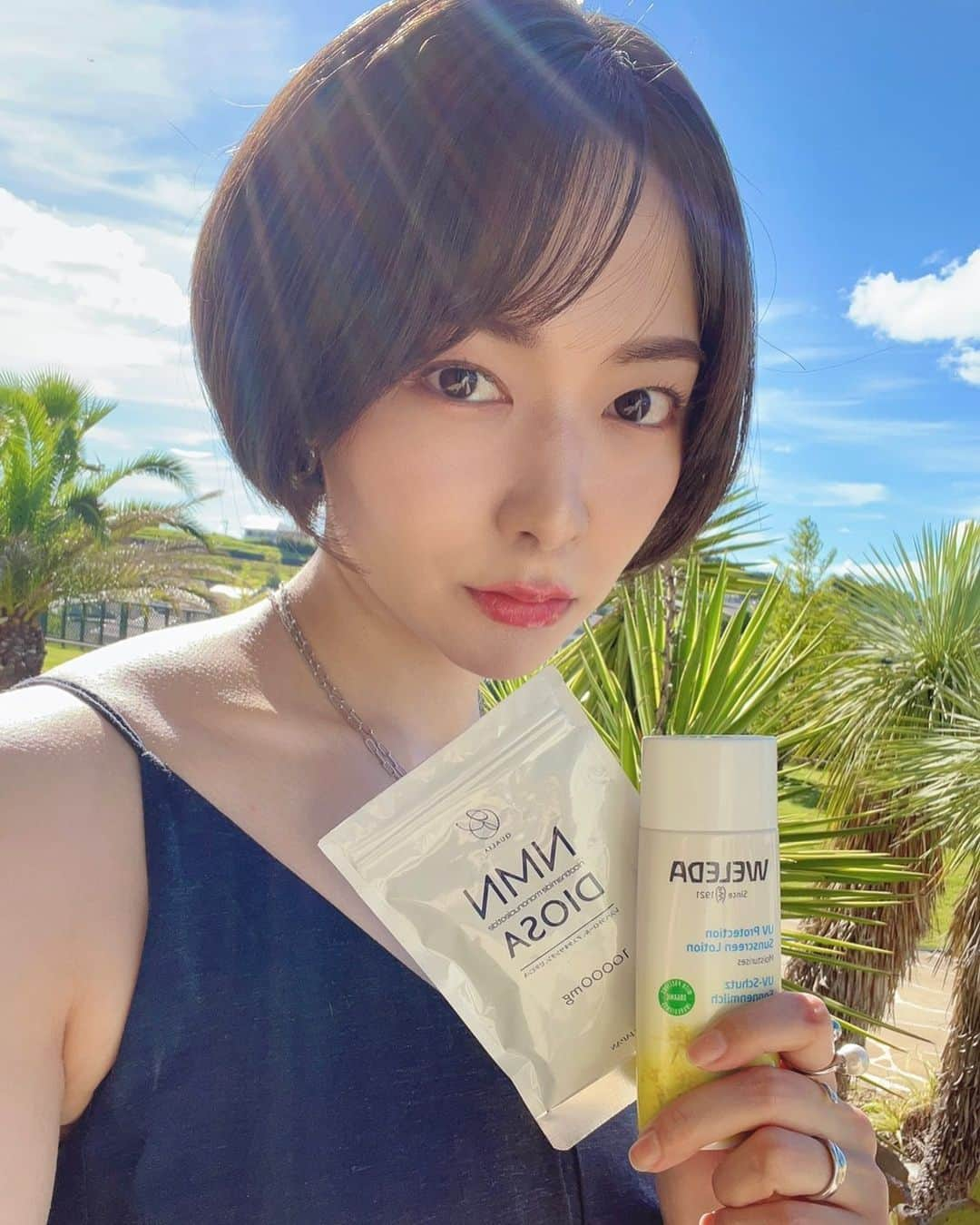 井咲アキのインスタグラム：「☀️🌴  紫外線は肌の天敵。 室内にいても、くもりでも、冬でも、 いつでも紫外線で肌を刺激されてます！  汚肌や老化の原因になるので、 男女共に徹底して、いつまでも 若々しくいましょう♡  #日焼け対策#老化防止効果#紫外線対策#エイジングケア #NMN#レスベラトロール#アスタキサンチン#ビタミンA #飲む日焼け止め#抗酸化作用#インナーケアが大切 #エクソソーム#ジュベンタイド#ナールスゲン #幹細胞培養液#weleda#ヴェレダ日焼け止め #オーガニック日焼け止めクリーム#紫外線吸収剤不使用 #PR」