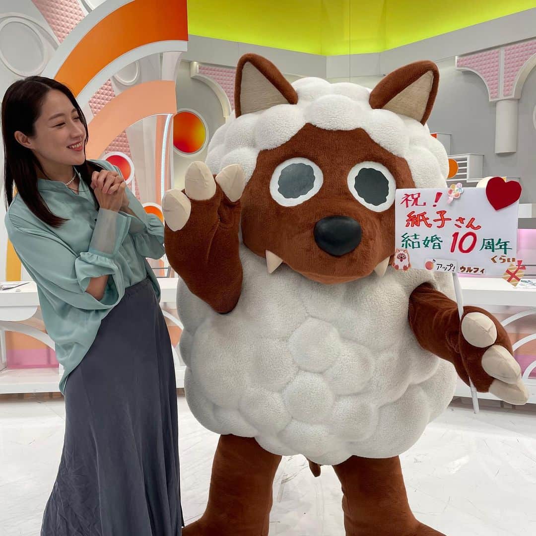 犬山紙子さんのインスタグラム写真 - (犬山紙子Instagram)「ウルフィが結婚記念日（私が10年くらいのはずと言った）を祝ってくれました。 9年でした笑 6時台もアップ！見てね。  #アップ　#ウルフィ」8月8日 17時20分 - inuyamakamiko