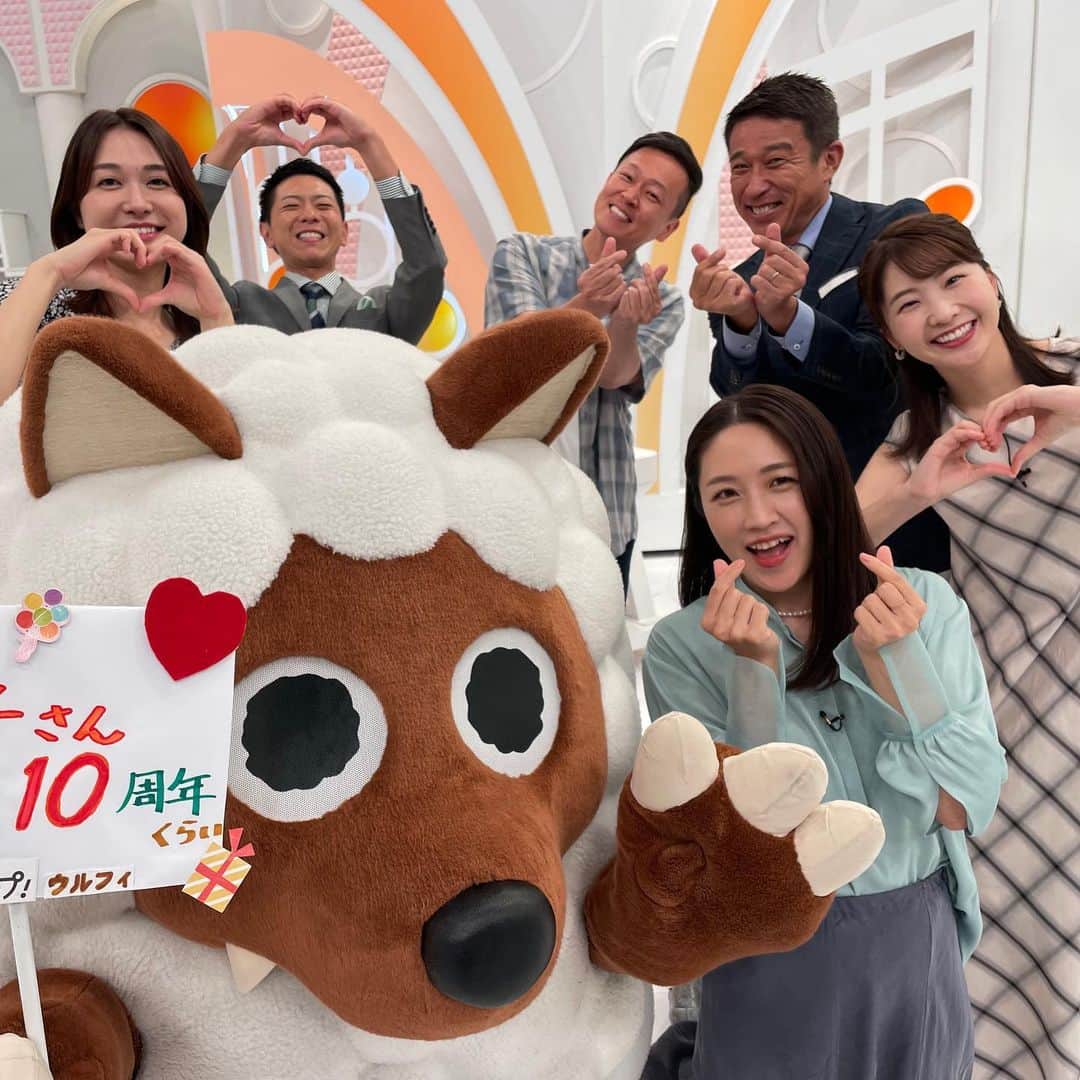 犬山紙子さんのインスタグラム写真 - (犬山紙子Instagram)「ウルフィが結婚記念日（私が10年くらいのはずと言った）を祝ってくれました。 9年でした笑 6時台もアップ！見てね。  #アップ　#ウルフィ」8月8日 17時20分 - inuyamakamiko