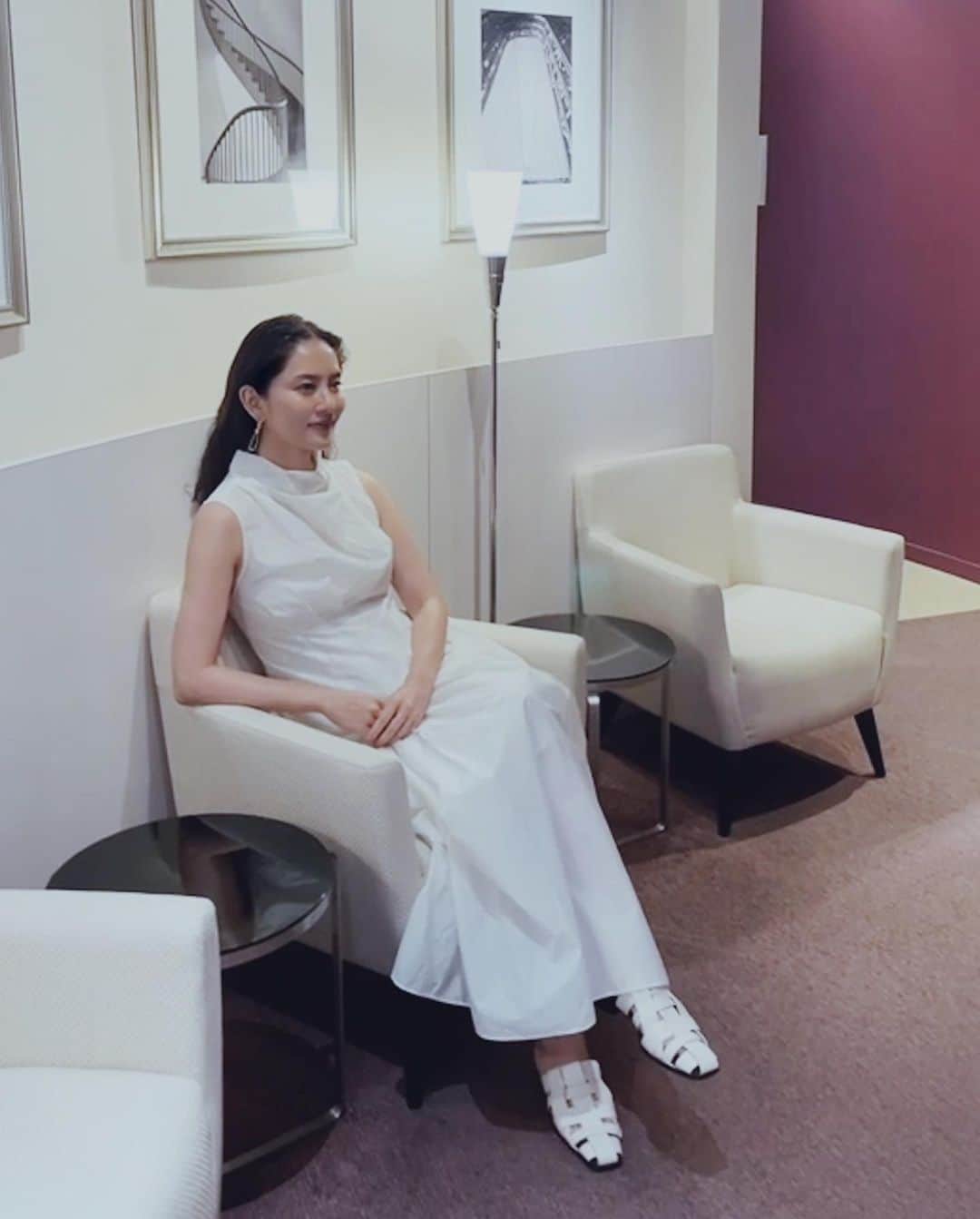 白澤貴子のインスタグラム：「Love more myself.  <自分の右顔が少しだけ好きになった日>  どんなことにもその分野に特化した 「本物の」専門家がいる。 私はとかく身体や顔については なるべくそういった 「本物の」方を見極めて 全面的に寄りかかり、 定期的にケアやアドバイスを お願いすることにしている。  このところ自分のアップデートが できていないなと思っていた中、 ご招待いただいたのはアナスタシア ミアレ。 20年も眉を美しく仕立てる専門店 として続けているそう。  正直なところ、 私は自眉がかなりしっかりあり、 そう大きな悩みがあるわけでもない。 一度アイブロウパーマに興味を持って 専門サロンへ行ったときにも 必要がないと言われてしまったほどなので 果たして施術していただく意味は あるのかなんて懐疑的に思っていたけれど…  独自の理論に基づきそれぞれの骨格や 筋肉、顔のバランスを見てくださるという カウンセリングで右側の骨格が左に比べて 平坦だということが分かり、 不要な毛を処理して 右の眉山を内側に調整。  眉の描き方もレクチャーしていただき ミラーをのぞいてみると、 のっぺりと広く感じていた右顔が 立体的に見え、面積が減って 明らかに変化を遂げている。  まさか眉の仕上がり具合に こんなに感激することになるとは。  その後会った友人には なんかいいことあった？綺麗になったね と言ってもらえたほど。  なんとなく右側からの写真は 上手く撮れないことが多いと感じていたけれど この日を境にほんの少しだけ自分の右顔に 誇りを持てるようになった。  熱量をもって続けられている本物の専門家の アドバイスには耳を傾けるべし。  今年最良の日とSNSが湧き立っていたこの日 図らずも、欲しかったものが突如手に入ったようで なんだか心の満たされた1日だった。  #PR #アナスタシアミアレ #眉毛サロン #アイブロウ」