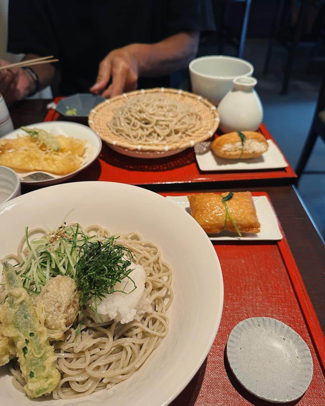 野尻美穂のインスタグラム：「父と外苑前で食べた蕎麦 梅干しの天ぷらがあって、半信半疑で食べたら美味しくてびっくりした〜🥹 滅多に外に出歩かない父との貴重な外食は、 普段だったら喧嘩ばっかりなのに、素晴らしく平和に過ごせました😂 またそういう日がいつ来るかわからないけど、親子でいる以上、一緒にいれる時間はとても貴重で、近くにいてすぐ会えるって本当に恵まれてるなと、この写真を見ると思うので、記録としてアップ。←え  #普段は次女炸裂ですぐ喧嘩🤣」