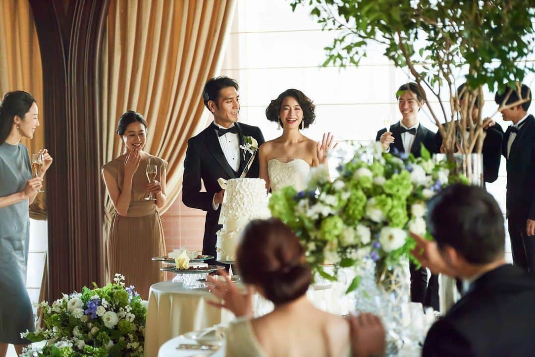 東京會舘本舘ウエディングさんのインスタグラム写真 - (東京會舘本舘ウエディングInstagram)「@tokyokaikan_wedding .——————————. * ゲストからの祝福に満ちたケーキ演出。  おふたりの大切な方々に囲まれて 至福のひとときをお過ごし下さい。  * ——————————. #東京會舘 #tokyo #関東花嫁 #weddingdress #東京花嫁 #wedding #dress #ウェディングドレス #プレ花嫁 #卒花 #結婚式場 #日本中のプレ花嫁さんと繋がりたい #結婚式準備 #ウェディングレポ #ブライダルフェア #チャペル #結婚式 #パーティ #披露宴 #weddingparty #結婚式場探し #大正ロマン #ウェディング #式場探し #式場見学 #ウェディングケーキ #ケーキ入刀 #ファーストバイト #披露宴演出 #披露宴パーティー」8月8日 17時27分 - tokyokaikan_wedding
