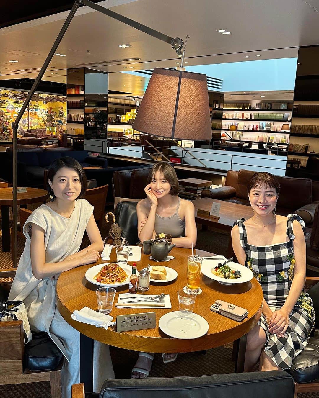 篠田麻里子のインスタグラム：「同級生会😆 今後こんなことやってみたい、あんなことやってみたいとワクワクする話🫶 人生楽しもう✌️😘  #中学同級生#マリ活」
