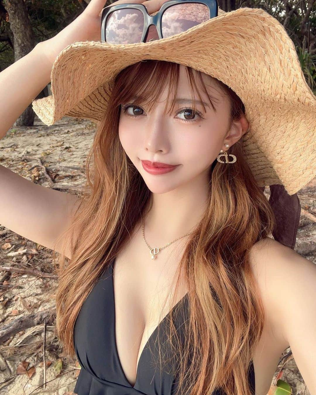 美女美容事情さんのインスタグラム写真 - (美女美容事情Instagram)「《麦わら帽子＆ビキニ👙👒》 *⁠ リポストを使って素敵な美女の投稿を紹介させて頂く【ビジョビ💄美女美容事情💅】のコーナーです✨ *⁠ 今回ご紹介させて頂きますのは!!👀❤︎⁠⠀ SAIKAさん< @sai1026ka >の素敵なお写真📸⁠⠀⁠⠀⁠⠀⁠ *⁠⠀⁠⠀⁠⠀⁠⠀ 夏の夕陽と可愛すぎる水着美女🏜️🏝️ 麦わら帽子とビキニの組み合わせは最高ですね💖 *⠀⁠⠀⁠⠀⁠⠀⁠⠀ SAIKAさん< @sai1026ka > ⁠⠀⁠⠀⁠⠀⁠⠀ 素敵な投稿ありがとうございました☺️📸✨ *⠀⁠⠀⁠⠀⁠⠀⁠⠀ SAIKAさんのアカウントには他にも素晴らしい投稿が沢山ありますので是非覗いてみてくださいね💁‍♀️💙⁠⠀⁠⠀⁠⠀⁠⠀ *⠀⁠⠀⁠⠀⁠⠀⁠⠀ △▼△▼△▼△▼△▼△▼△▼△▼△▼ ⁠⠀⁠⠀⁠⠀ ❤🧡💛「美女美容事情」💚💙💜⠀⠀⠀⠀⠀⠀⠀⠀⠀⠀⠀⠀⠀⠀⁠⠀⁠⠀⁠⠀⁠⠀⁠⠀ 👇掲載ご希望の方は👇⠀⠀⠀⠀⠀⠀⠀⠀⠀⠀⠀⠀⠀⠀⠀⁠⠀⁠⠀⁠⠀⁠⠀⁠⠀ @b_b_j.jタグ付けと🖤 #ビジョビ ⁠⠀ 🖤タグ付けお願いします✨⠀⠀⠀⠀⠀⠀⠀⠀⠀⠀⠀⠀⠀⠀⠀⁠⠀⁠⠀⁠⠀⁠⠀⁠⠀ △▼△▼△▼△▼△▼△▼△▼△▼△▼ ⁠⠀⁠ #石垣島#沖縄離島#石垣島旅行#石垣島観光#水着#水着コーデ#水着女子#ビキニ#ビキニ女子#黒ビキニ#タビジョ#okinawa#ishigaki#ishigakiisland#beach#trip#summer#vacation」8月8日 17時33分 - b_b_j.j