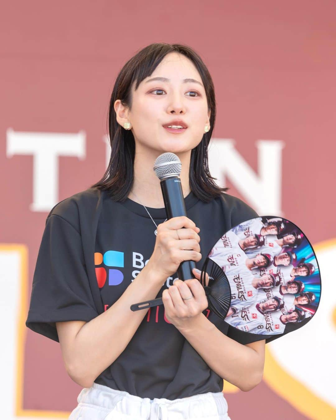 寺田真珠のインスタグラム：「⚾️🤍  どっちの写真が好き？！！！！  8月6日(日)  改めてありがとうございました！！！！  とても貴重な経験ができて幸せでした。  ほんっっっとに楽しかったので、 また仙台いきたいです！！！！！宣言  生まれが福島なので、 同じ東北ということで。  なんだかわからないけど 懐かしい気持ちにもなりました。  後、喋るのが好きなのでずっと しゃべりたいですね  また会いたいな〜😌🤍  みんなだいすき！！！！！！！  #楽天イーグルス #東北楽天ゴールデンイーグルス #東北 #仙台 #野球 #プロ野球 #野球女子 #ユニホーム #東北ゴールデンエンジェルス #イーグルス応援 #楽天イーグルス応援 #楽天モバイルパーク宮城 #パリーグ #宮城県 #宮城県仙台市 #ステージ #サンミュージック #寺田真珠 #高身長コーデ」