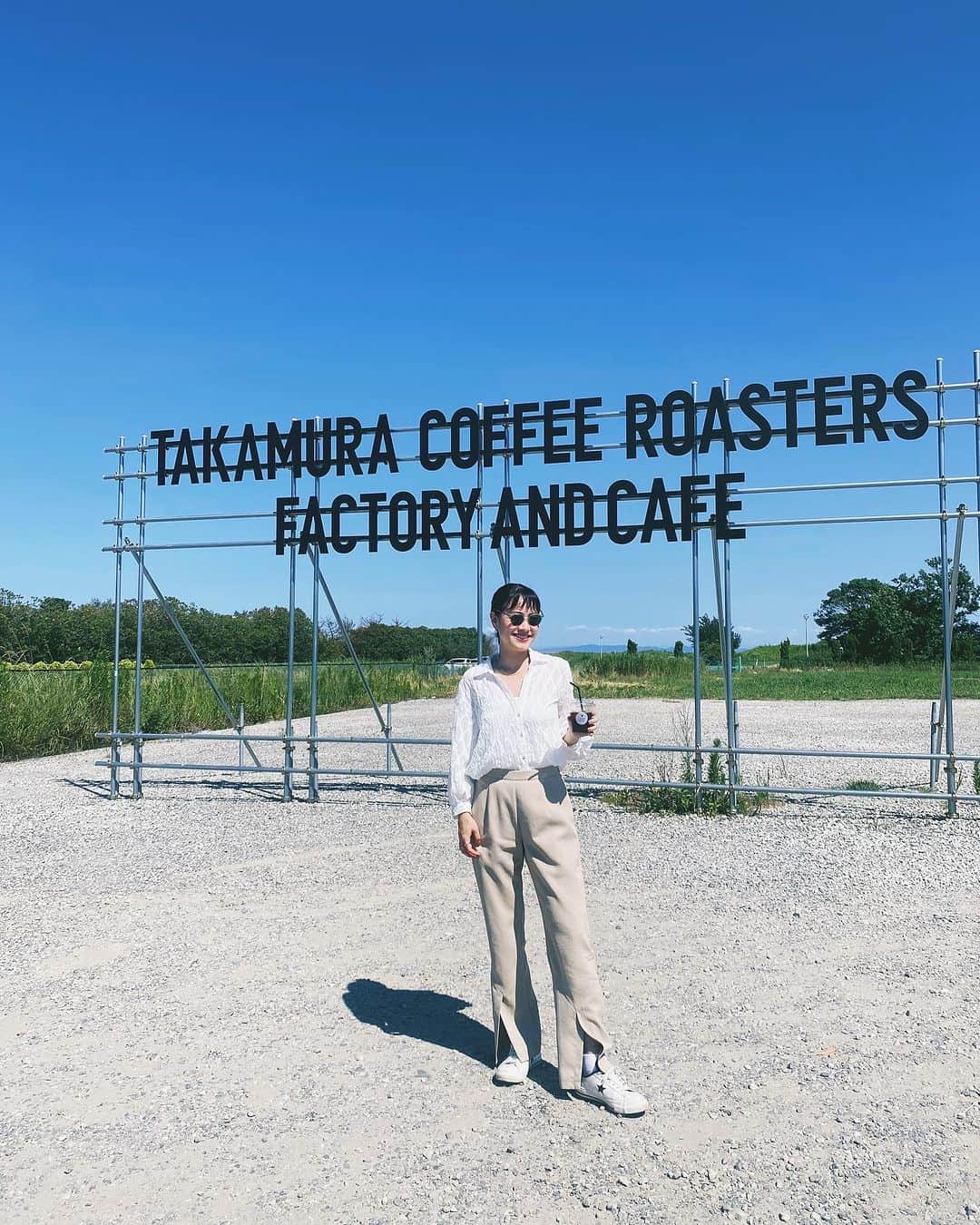 金ケ江悦子のインスタグラム：「* cafe time☕️ @takamura_factory_and_cafe   色んな人のストーリーが垣間みれる 開放感あふれる店内には  美味しいコーヒーの香りが 漂ってる😌  いい時間☕︎  今週も暑いね 乗り切りましょう~  #café #awajishima #takamuracoffeeroasters #takamuracoffee #takamuracoffeeroastersfactoryandcafe #タカムラコーヒー #淡路島 #淡路島カフェ #淡路島ドライブ #淡路島カフェ巡り #カフェ巡り #コーヒータイム☕️」