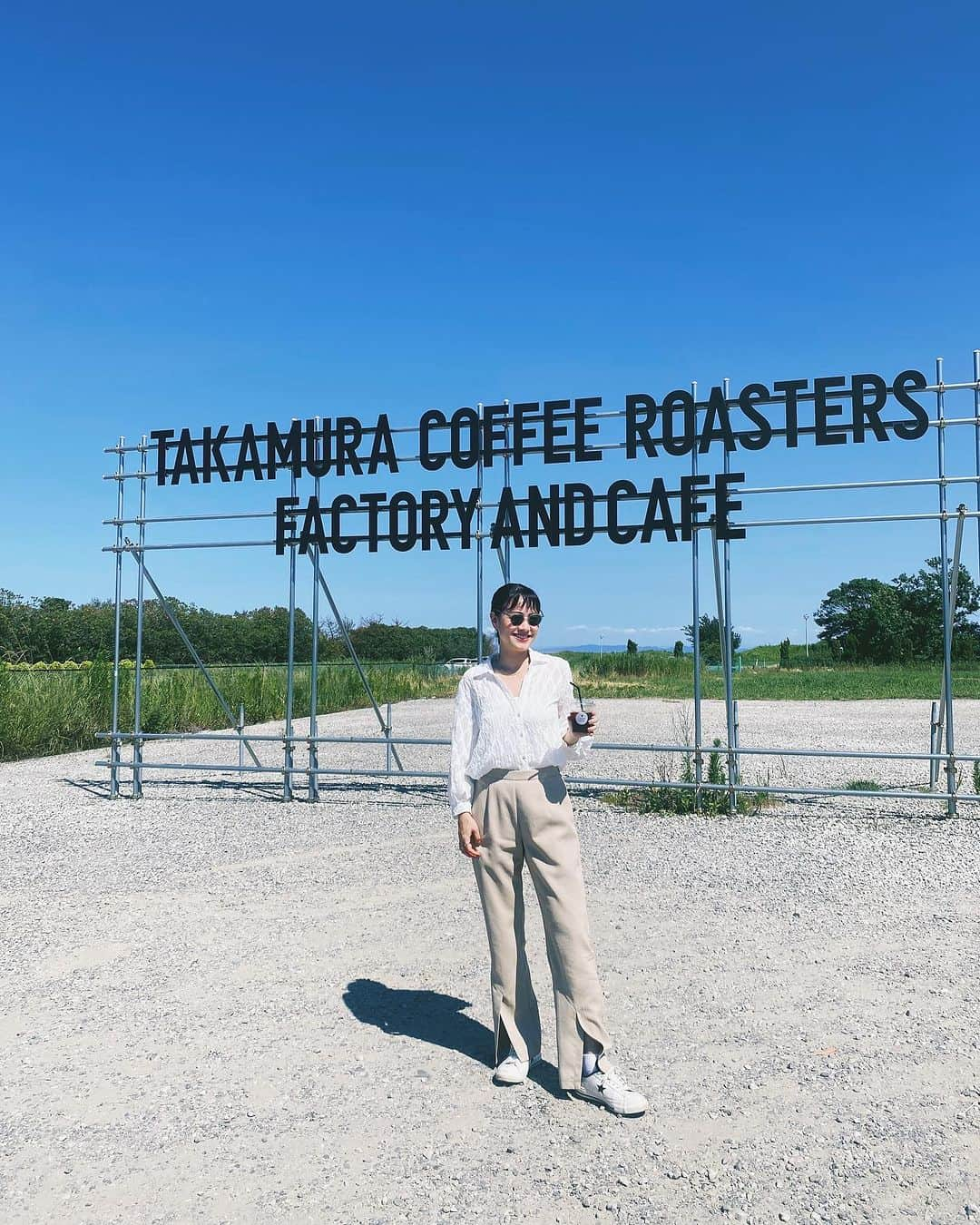 金ケ江悦子さんのインスタグラム写真 - (金ケ江悦子Instagram)「* cafe time☕️ @takamura_factory_and_cafe   色んな人のストーリーが垣間みれる 開放感あふれる店内には  美味しいコーヒーの香りが 漂ってる😌  いい時間☕︎  今週も暑いね 乗り切りましょう~  #café #awajishima #takamuracoffeeroasters #takamuracoffee #takamuracoffeeroastersfactoryandcafe #タカムラコーヒー #淡路島 #淡路島カフェ #淡路島ドライブ #淡路島カフェ巡り #カフェ巡り #コーヒータイム☕️」8月8日 17時35分 - etsuko_kanagae