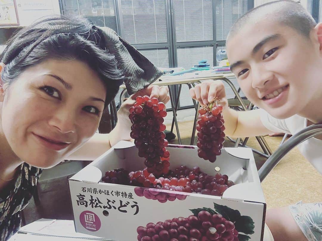 岡本安代のインスタグラム：「【石川ぶどう美味し🍇】 スマイルママのカマちゃんから、とーってもキレイなブドウが届きました！  きゃーーー！嬉しいー！ 『うおっ！こんなにたくさん！美味しそう！いい匂い〜！』 胃袋戦隊も大興奮！  なんと！ひとり一房という贅沢を味わうという夢の水菓子タイム🍇  トゥルンも口の中で広がるブドウの味わい。 あまーーーーーい！ カマちゃん！ごちそうさまでした！ありがとうございました！  #ぶどう #ブドウ #石川県  #スマイルママ #カマちゃん #走り続ける岡本家 #５人の子育てママウンサー  #岡本安代」