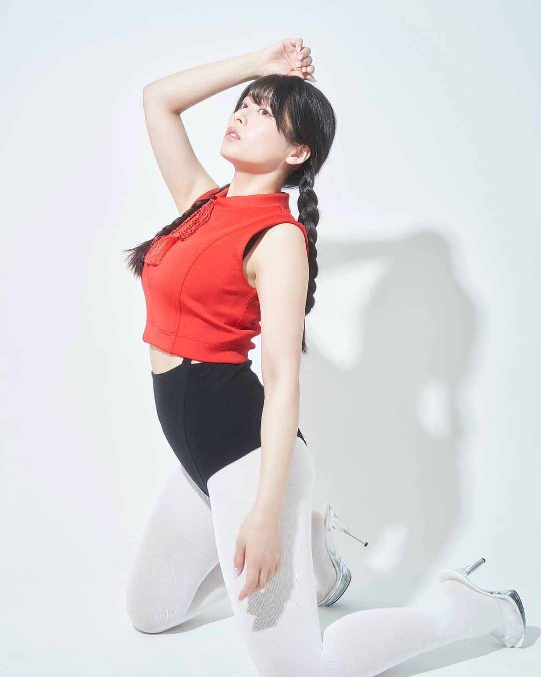 ちとせよしののインスタグラム：「チャイナっぽい？🐼🇨🇳  📸: @natsuki.film  👗: @prod_by_taketo  💄: @__ayane.suda88   #portrait #gravure #fashion #グラビア #作品撮り」