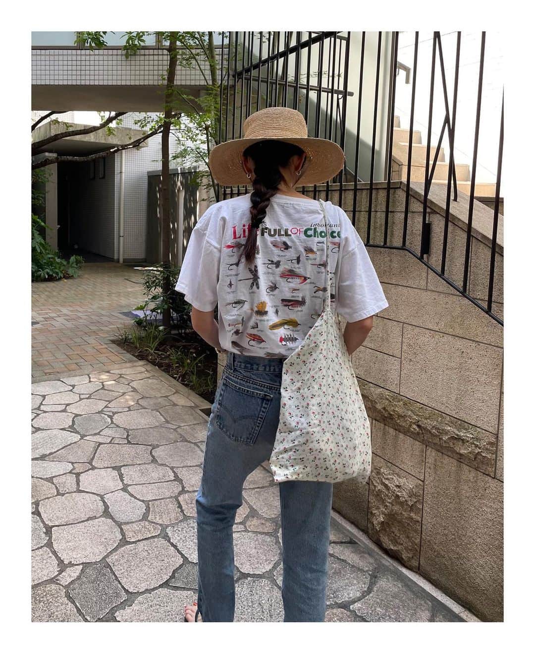 花楓のインスタグラム：「持ってる麦わら全てに紐つけたいです👒🦭🚲🌪️ 絶対飛ぶやん🚲👒🌪️  @keimen_products のには 付いてました🎀 優秀。  毎日ビール🍺🦭🌻」