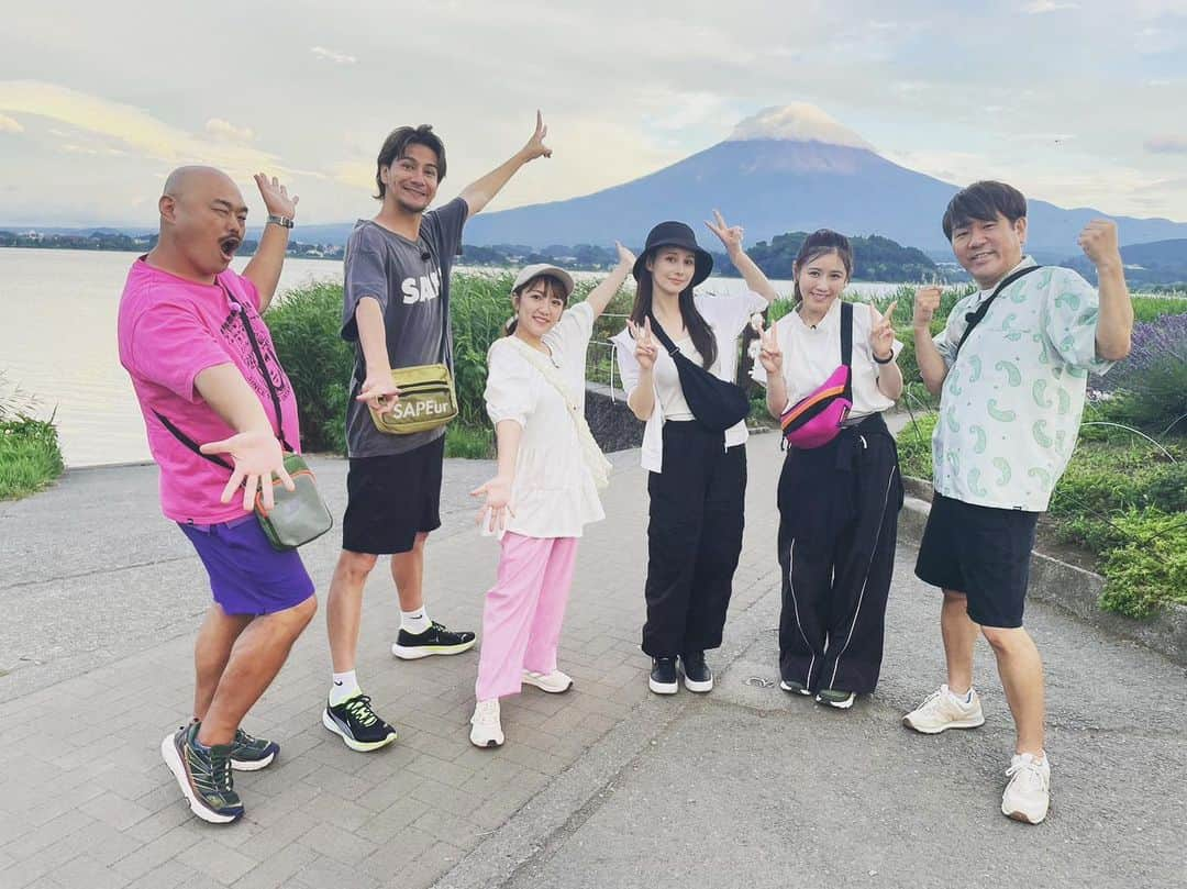 テレビ東京「太川蛭子の旅バラ」さんのインスタグラム写真 - (テレビ東京「太川蛭子の旅バラ」Instagram)「明日8/9（水）夜6時25分からの水バラは🎲すごろく対決旅NEO🎲  駅やバス停をマス目に見立てて🎲サイコロの出た目の数だけ進む、『すごろく』と『旅』を融合したすごろく旅‼️  今回の舞台は夏の富士五湖です🗻  グルメ🍽絶景🎇温泉♨️体験🏇など、この夏楽しめるスポットでちょっと過酷で💦楽しい🎶ミッションをクリア⤴︎しながら、河口湖の公園を目指します🙆‍♀️  今回は、TEAMたかみなとTEAMダレノガレの女性リーダーで対決‼️  果たしてどちらのチームがゴールに先にたどり着くことができるのでしょうか❓ 皆さん、予想してみて下さい🙇  これから夏休みを予定している方にとっては、参考になるスポットが満載なのでお楽しみに✌️  テレビ東京が観られない地域の方も、TVerでリアルタイム配信を行っていますので、そちらも是非チェック✅して下さい☺️✌️  #高橋みなみ #クロちゃん #安田大サーカス #JOY #ダレノガレ明美 #藤本敏史 #FUJIWARA #フジモン #西野未姫 #すごろく #富士五湖 #河口湖 #富士急行 #富士山 #電車 #バス旅 #サイコロ」8月8日 17時57分 - tvtokyo_tagaebi