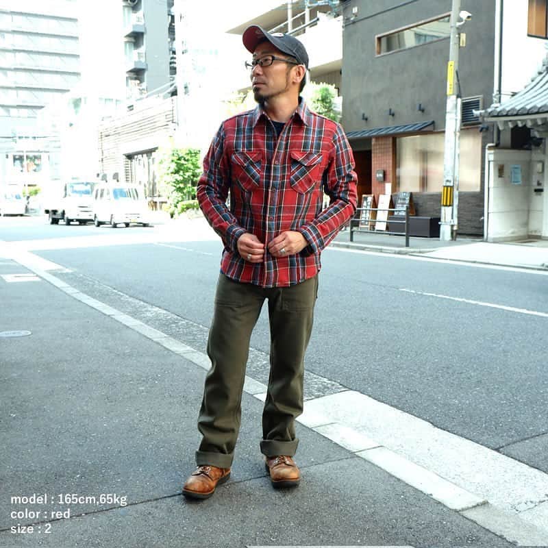 ウエスさんのインスタグラム写真 - (ウエスInstagram)「. 2023AWアイテム　続々と入荷しております。 #502352 先染ヘビーネルシャツ レッドとブルーが入荷しました。UESのネルシャツは厚みのある生地と力織機でゆっくりと織ることで生まれる風合いが特徴です。また直接染料を使用しており、着込むことで少しずつ褪色する色合いもデニムなどとよく合います。 ぜひ店頭・オンラインショップをチェックしてみてください。  人気の極厚スウェット、プカラプカラスウェットも入荷しております。暑い時期ではございますが、サイズ・カラーのあるこのタイミングをお見逃しなく。  . ★ 8月の営業のお知らせ 大阪のUES直営店は、お盆期間中も休まず11:00～19:00で営業しております。 皆様のご来店をお待ちしております。 8/20(日)のみ、ビルメンテナンスのため、午後1時からの営業となります。  尚、オンラインショップの対応は、8/11(金)～8/16(水)まで、出荷・お問い合わせ対応を休業させていただきます。 該当期間中にいただいたご注文・問合せに関しましては、翌営業日に順次対応いたします。 ご不便おかけしますが、何卒宜しくお願い致します。  . #ues #uesclothing #uesdenim #flannelshirt #heavyflannel #madeinjapan #502352 #ネルシャツ #ヘビーネル #2023aw #ウエス #ウエスのネルシャツ #経年変化 #色落ち」8月8日 17時49分 - uesdenimjapan