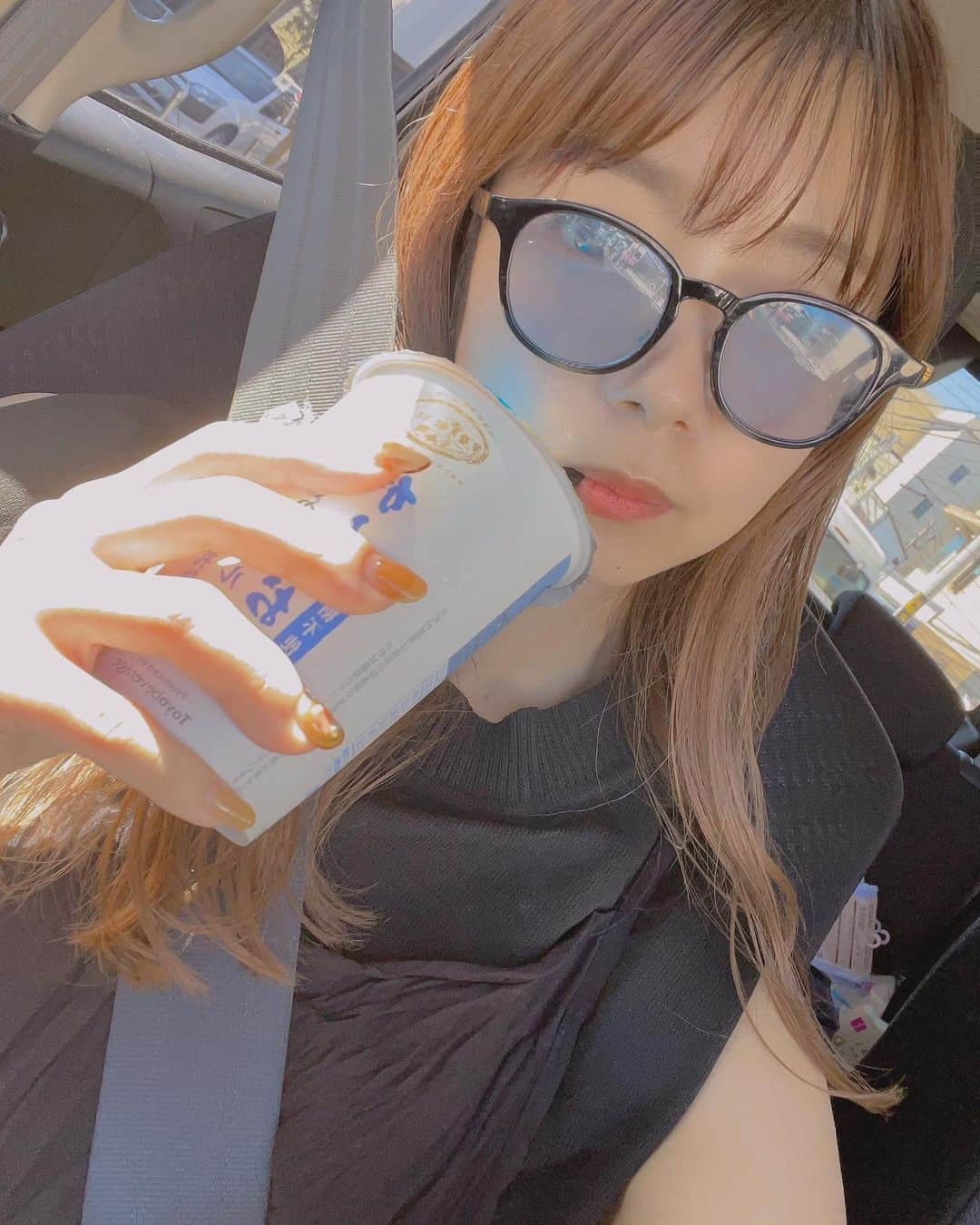 大庭彩歌さんのインスタグラム写真 - (大庭彩歌Instagram)「カフェラテにシロップ2つ入れてた人が ブラック飲めるようになりました🖤  おっとなーーー❤️‍🔥」8月8日 17時52分 - ooba__ayaka