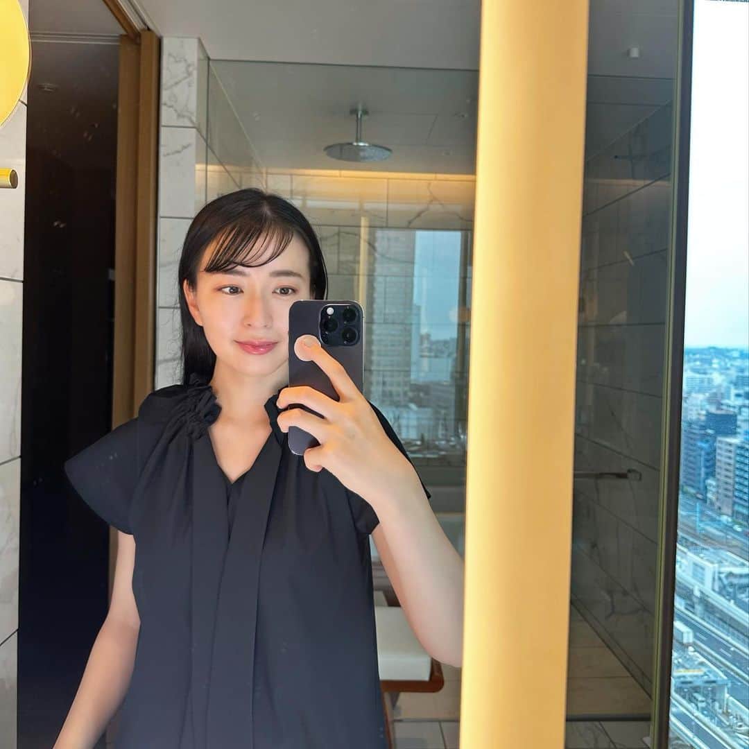 岩間恵のインスタグラム：「２ヶ月ほど前なのですが、プレ誕生日に宿泊したウェスティンホテル横浜が最高だった📸  ディナーがすっごく美味しくて 宿泊しなくてもまた食べに行きたいくらい...！ 部屋もプールもアフタヌーンティーもバーも大満足でした♡ またぜったい行きたいな〜  @westinyokohama  #ウェスティンホテル横浜 #時差投稿」