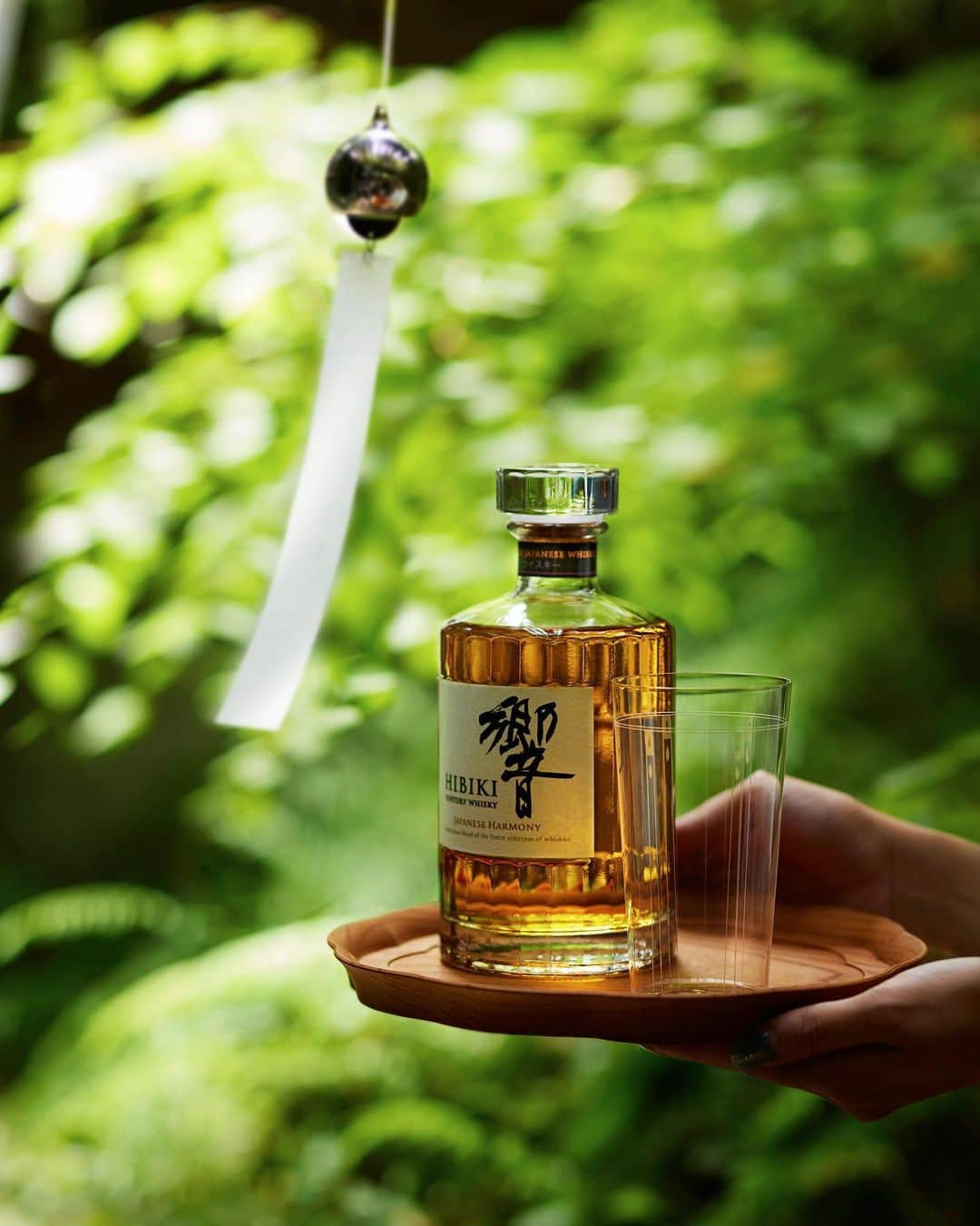 響 | SUNTORY WHISKY HIBIKIさんのインスタグラム写真 - (響 | SUNTORY WHISKY HIBIKIInstagram)「. HIBIKI TIME ～二十四節気・立秋～  涼を呼ぶ鈴の音色に導かれて。 The alluring sound of the wind chime brings a sense of refreshment.  #hibiki #響 #hibiki_time #二十四節気 #24seasons #立秋 #risshu #withnature #深緑 #木漏れ日 #風鈴 #windbell #夏 #summer #夏の光 #summer #sunlight」8月8日 18時00分 - suntorywhisky_hibiki