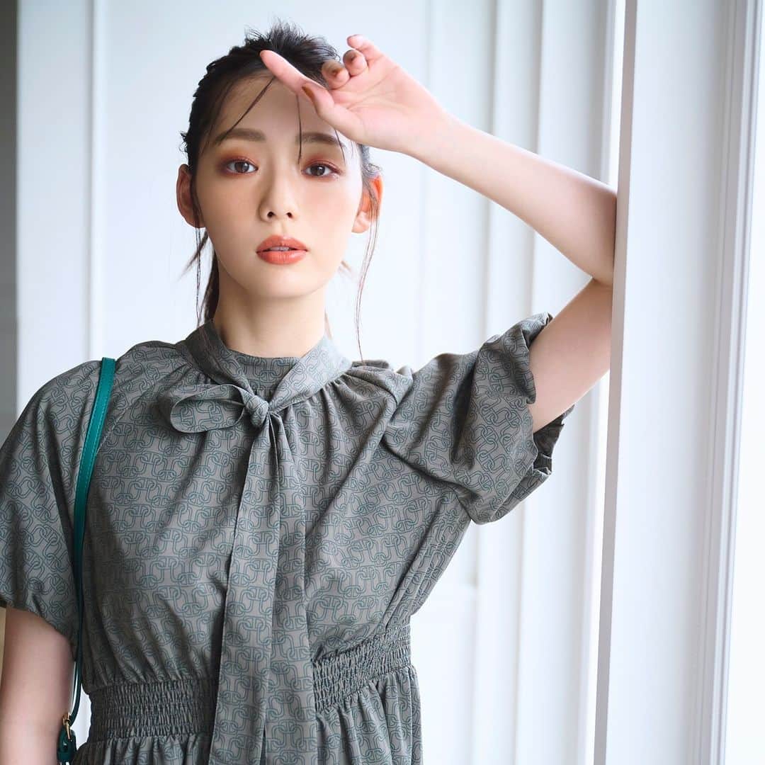 NATURAL BEAUTY BASICのインスタグラム：「中村里帆さんが纏う 新作のwebカタログが大好評公開中✨  ■ヴィンテージライクプリントワンピース ¥12,980 tax in size:S/M color:ベージュ柄/モカ柄 #0173240840  -----------------------------  Latest Glamorous Feat.Riho Nakamura  中村里帆さんが纏う、秋のNewコレクションをデリバリー。 シャイニーなメランジニットに レトロシックなヴィンテージプリントにツイード…… 秋のムードをぐっと盛り上げてくれる、 センシュアルかつ華やかなデザインに注目です。  #中村里帆 さん #バルーン袖ワンピース #柄ワンピース #ワンピースコーデ  #秋先取り #秋コーデ #お出かけコーデ #オフィスコーデ #オフィスカジュアル #通勤コーデ #大人可愛い #カラーコーデ  #着回しコーデ #きれいめカジュアル  #ベーシックコーデ #ベーシック #ナチュラルコーデ #トレンドスタイル #シンプルコーデ #ナチュラルビューティーベーシック #naturalbeautybasic」