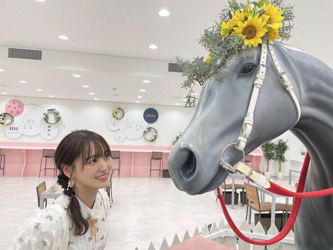 のインスタグラム：「カンテレ競馬公式YouTubeチャンネルにて配信中 「菅井友香のウマ友になってくれませんか？」 夏休みSP 、見てくださいましたか？  初めて、阪神競馬場のUMAJO SPOTにお邪魔しました🐴🌼  女性専用エリアということで、とても可愛くて癒される空間でした。  たてやんと一緒にいただいた オリジナルスイーツの「おうまドレ〜ヌ」も可愛かったな！  UMAJO SPOTでは、オリジナルパッケージの美味しいフレーバーティーやコーヒーが1ドリンク無料でいただけるんです。  みなさんも競馬場に行かれた際は遊びに行ってみてくださいね✨  🌼styling🌼 @obli_official  @annemariechagnon_jp @onceuponatime_aoyama  #umajo  #阪神競馬場  #競馬実況にも挑戦しました #菅井友香のウマ友になってくれませんか  #みてね  #youtube」