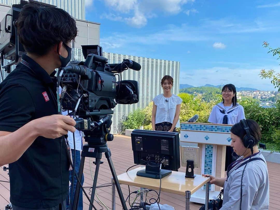 テレビ新広島のインスタグラム：「高校生がお天気キャスターに挑戦☀️  🍉夏休み特別企画🍉  8/7(月)～8/11(金)の5日間 『TSSライク！』では 広島県内の高校生が お天気キャスターに挑戦🎤  きょう8/8(火)は尾道東高校1年生 放送部の中村美咲さん😊  代々伝統で校内放送用に “DJネーム”というのがあるらしいのですが…  彼女のDJネームは”上腕二頭筋”💪💪💪  「なかやまきんに君を見ると 元気をもらえるから」と名づけたそうです😆  そんな彼女に きょうは元気いっぱい 天気予報を伝えてもらいました💓  #尾道東高校 #高校生 #尾道 #西山穂乃加 #にしやまほのか#西山穂乃加アナ #西山アナ #テレビ新広島 #tss #アナウンサー#女子アナ」