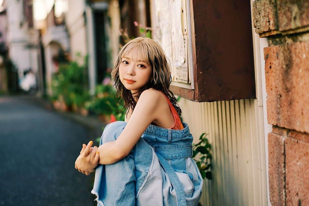 竹内アンナのインスタグラム：「ㅤㅤㅤㅤㅤㅤㅤㅤㅤㅤㅤㅤㅤ  本日8月8日に デビュー5周年を迎えました！ ㅤㅤㅤㅤㅤㅤㅤㅤㅤㅤㅤㅤㅤ 8/23新曲「たぶん、きっと、ぜったい」リリース、 新アー写、そして秋の弾き語りツアーのお知らせを みんなに贈れて嬉しいです。 ㅤㅤㅤㅤㅤㅤㅤㅤㅤㅤㅤㅤㅤ 聴いてくれるあなたがいるから歌えてるよ、 いつもありがとう！ ㅤㅤㅤㅤㅤㅤㅤㅤㅤㅤㅤㅤㅤ 6年目も彩り溢れる景色と音楽を 届けていくので宜しくね🌻 ㅤㅤㅤㅤㅤㅤㅤㅤㅤㅤㅤㅤㅤ ㅤㅤㅤㅤㅤㅤㅤㅤㅤㅤㅤㅤㅤ ◆8月23日(水)　digital release 「たぶん、きっと、ぜったい」  ◆弾き語り TOUR 2023 at ELIER cafe   11/03(金) @上野 YUKUIDO 工房 11/05(日) @金沢 白鷺美術 11/11(土) @札幌 musica hall cafe 11/12(日) @旭川 machibar 11/18(土) @岡山 城下公会堂 11/19(日) @高松 四国村カフェ 11/23(木) @福岡 LIV LABO 11/25(土) @仙台 cafe Mozart Atelier    ◆弾き語り TOUR 2023 at ELIER   12/09(土) @自由学園明日館 講堂 12/17(日) @大阪市中央公会堂 中集会室 12/21(木) @千種文化小劇場」