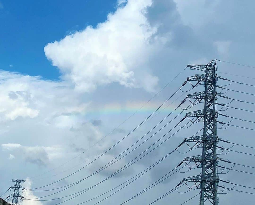 早瀬英里奈さんのインスタグラム写真 - (早瀬英里奈Instagram)「✰突然の雨と虹✰  6日は急な雨に２度も降られたけど その後みんなで綺麗な虹を久々に見られて あたたかい気持ちになりました🌈˖°⌖꙳  平和ほど 尊きものはない 平和ほど 幸福なものはない  ここ数日は沢山のお子さんとご一緒させて頂くお仕事が多く 平和についてより深く考える機会も増えました  心に余裕が無くなると忘れがちになることもあるけど まずは身近な人から大切にできる自分に成長することから꙳✧˖°  また台風が近づいているようですが 先日の九州 沖縄の被害から まだ停電復旧していない地域もあるそうで この暑さの中 皆さんの体調が心配です…  様々な被害の中 復旧作業等  本当に大変かと思いますが 先ずは皆さまの体調を第一優先で 1日も早く安心した生活に戻り  これ以上の被害に遭われませんように…  #8月6日 #突然の雨 #虹 #子供 #平和 #尊い #幸福 #大切に #台風  #早瀬英里奈 #erinahayase  #erina」8月8日 18時07分 - erina.hayase