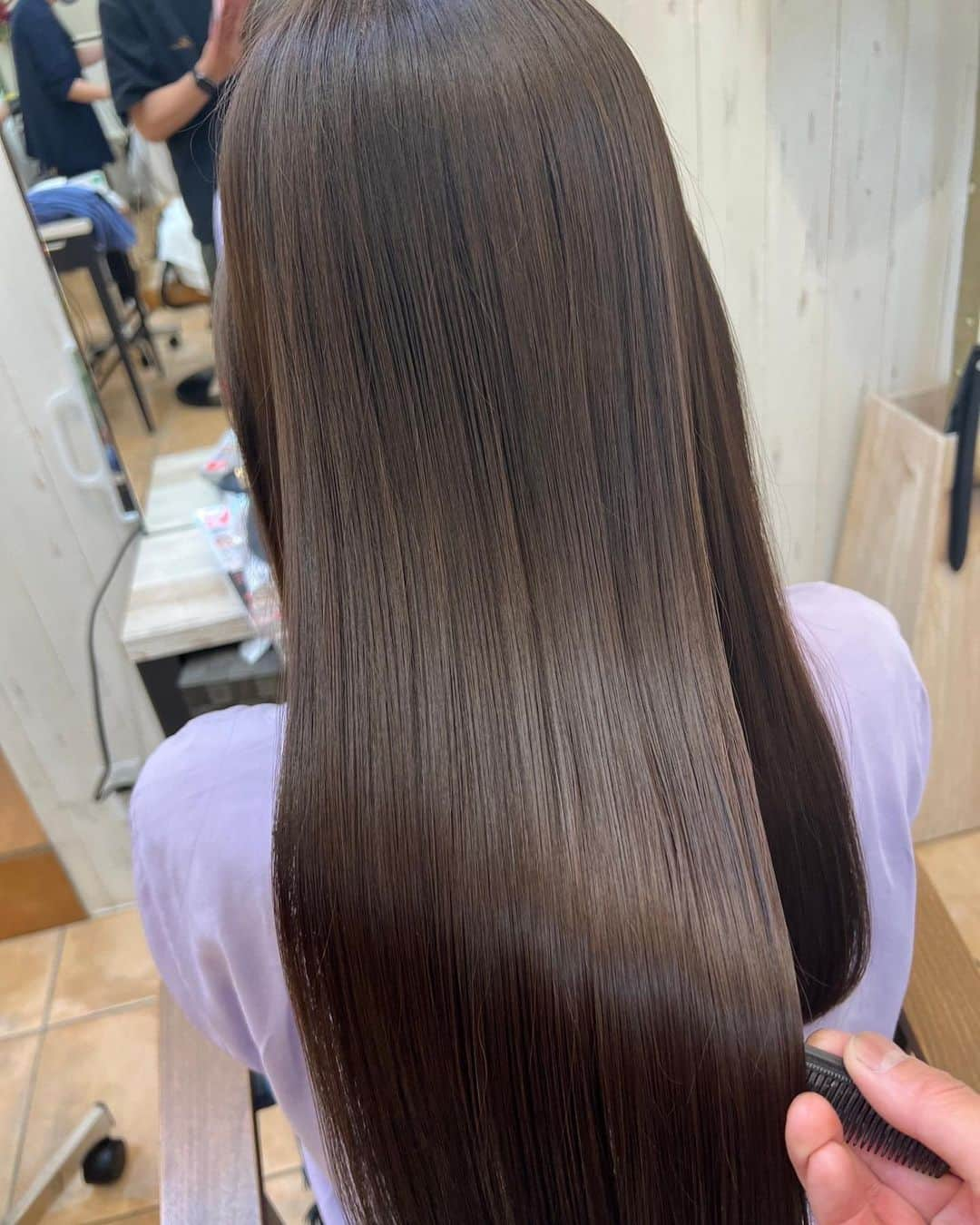 谷中麻里衣さんのインスタグラム写真 - (谷中麻里衣Instagram)「Hair day ☺️  髪の毛をサラツヤにしていただきました✨ つわりがひどい時期は、シャンプー＆コンディショナーがムリで、無臭の石鹸で洗ってキシキシになっていましたが💦 ここまで復活するのすごい🥰  ほぼ毎日泳いでるのに数ヶ月維持されていつも感動してます🐬  髪質改善トリートメントがリニューアルして、ヒト幹細胞の種類がグレードアップしたんだって🌸 ゆうさん、いつもありがとうございます✨  #トリートメント#メンテナンス#accomplish#美容院」8月8日 18時09分 - marieyanaka