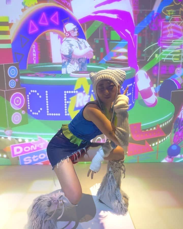 あっこのインスタグラム：「💚🏝️今日から新曲💚きけるよ💚🏝️💚  ♻️リサイクルDISCO♻️ 銀座のバーチャル夏フェスとコラボ！  新曲「Don't stop the disco」が ⚠️この場所だけで⚠️きけます！貴重！ かなり踊れる曲できたからきいてほしい〜🤗💖入場無料！  私はとにかく細部までこだわられた会場のつくりとコンセプトに感動したよ。地球もどんどんあつくなってて気候変動もまじで他人事じゃないなと考えていたので、プラのリサイクルについて学べて良かった！リサイクルに興味ある子はもちろん、新曲ききたいよ〜って子も、フラッと銀座たちよってみてね👼お子様連れの方にもオススメです🫶(ゲーム数種のほかにプラのリサイクルワークショップなどもありました)  8/8(火)～9/30(土）まで @metoaginza」