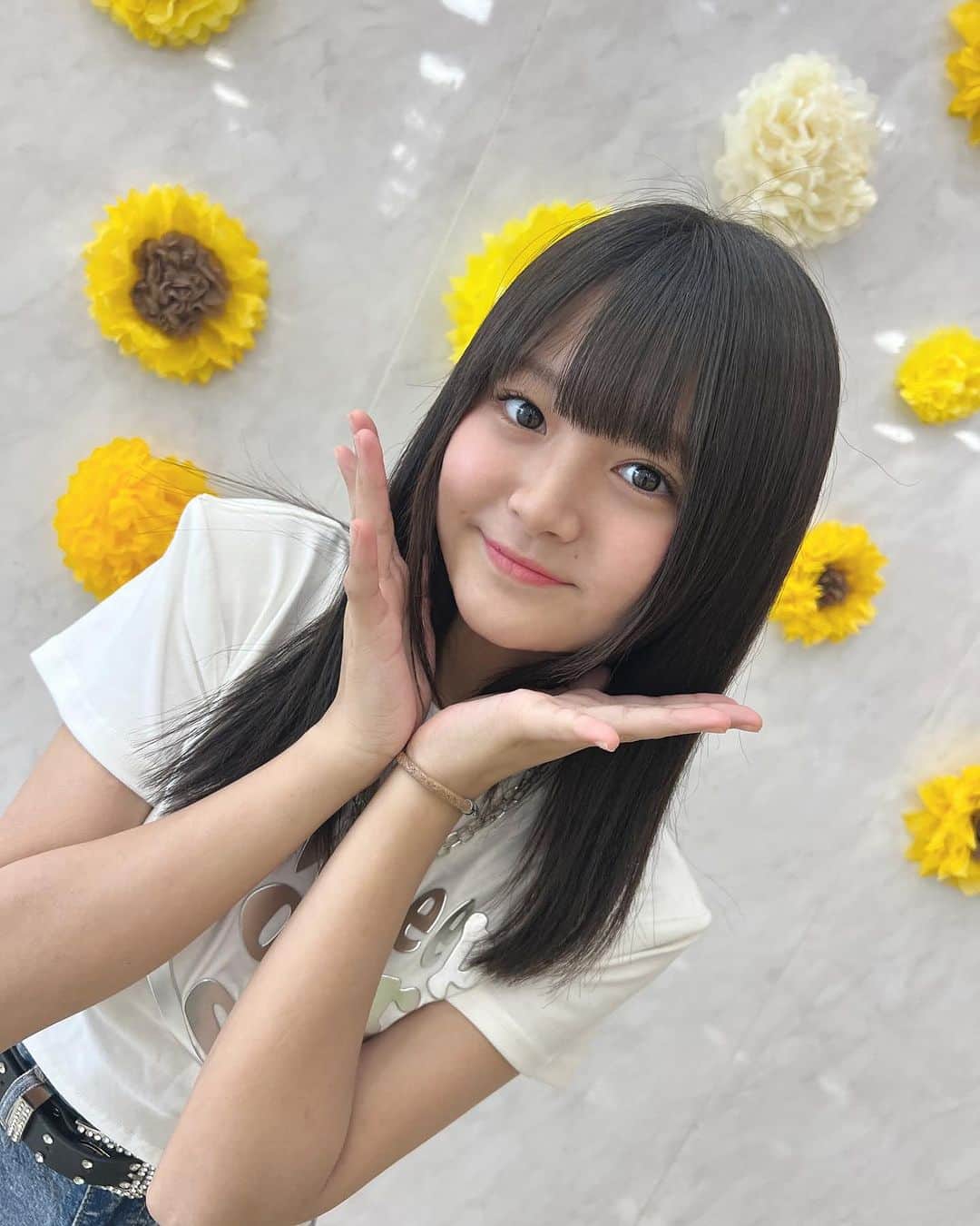 伊與田綾音のインスタグラム：「あや黄色が1番似合う気がする！！💛🌻 1年ぶりに、あるところに来ました。 明日の投稿をお楽しみに~！☺️  #ひまわり #黄色 #伊與田綾音 #09 #中学3年生女子 #ljcの素敵な思い出 #夏休みの過ごし方 #一年ぶり」