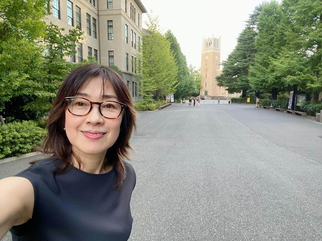 小西美穂のインスタグラム：「きょうは学会の研究会で、早稲田大学に行きました🧑‍🎓🏫👓大学院を修了したのがちょうど2年前。会社勤めしながら苦労して通ったことを思い返してしみじみ…📚  研究会は日本ではまだ馴染みがない「気候安全保障」の専門家のお話だったのですが、すごく興味深かった！  #早稲田大学 #キャンパス」