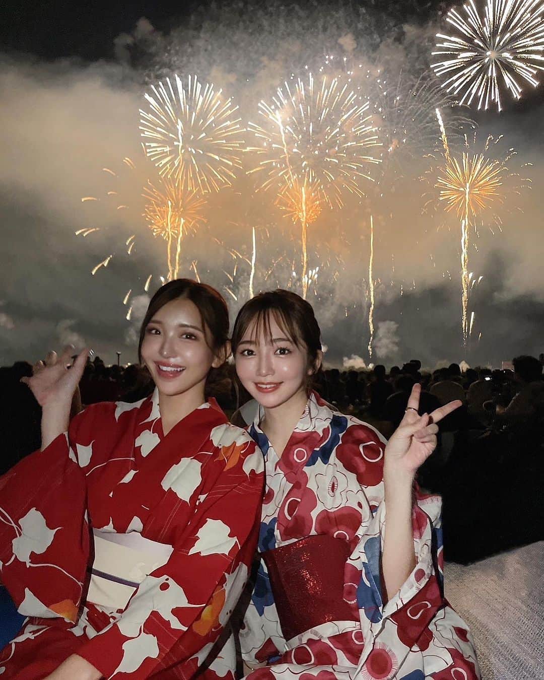藤田かんなのインスタグラム：「🎆  @coco_coco000 ちゃんが #長岡花火大会 に連れて行ってくれました🥹✨  本当に本当にいつもありがとう😭💓  そして #浴衣 の色合いも良い感じにマッチ❤🤍  凄い素敵な花火過ぎて感動しました＾＾🫶🏻  #花火 #夏の思い出」