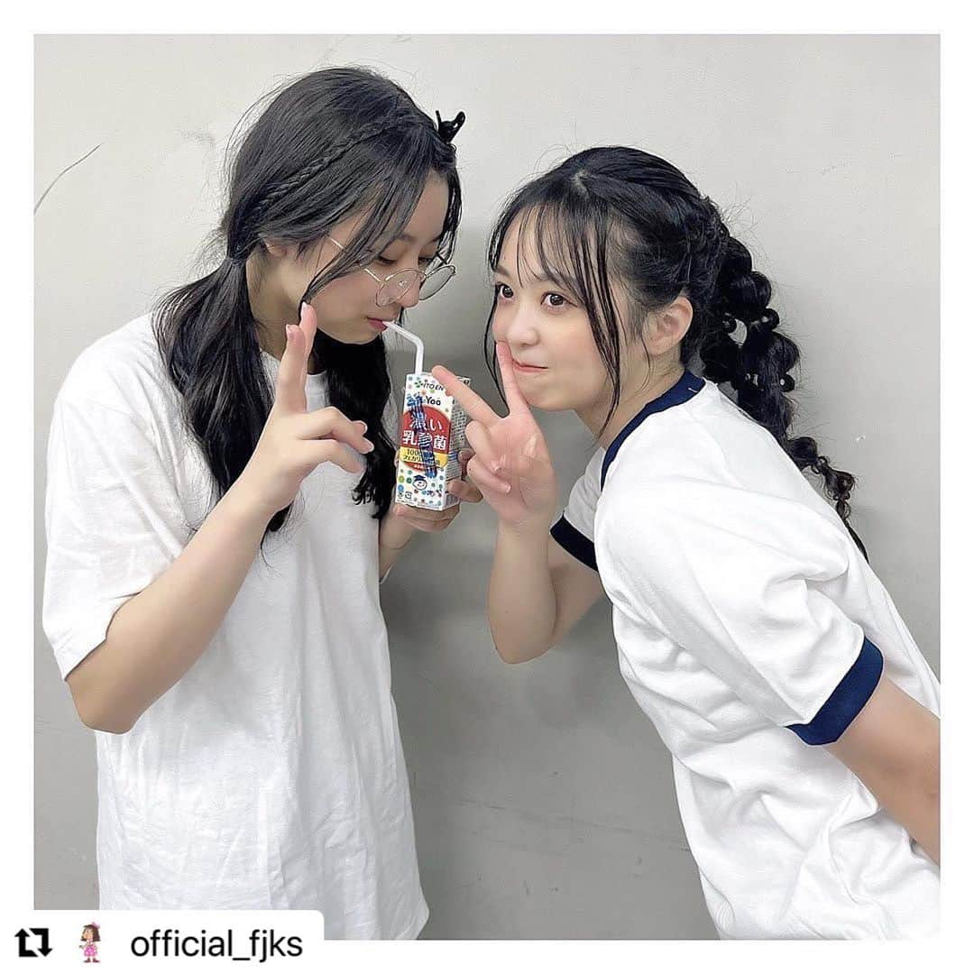 和智日菜子のインスタグラム：「#Repost @official_fjks with @use.repost ・・・ ［ by #和智日菜子 ］ ・ ・ ・ ・  皆様こんばんは🌙✨ 学生番号15番の和智日菜子です☺︎  ・  今日は体育祭でのオフショを載せちゃいまっす📸♡ しおりんとの2ショット✌️ いつもフワフワしてて可愛いしおりん🥺🥺🫧 大好き💌♡  ・  今日も1日お疲れ様でした🍵♡  #運動会 #体操服 #体育祭 #体育祭ヘアセット #ポニーテール女子 #ポニテ #ツインアレンジ #運動会ヘア #ヘアアレンジ #オールナイトフジコ #フジコーズ #いいね返し #淡色女子 #淡い民 #淡色系統」