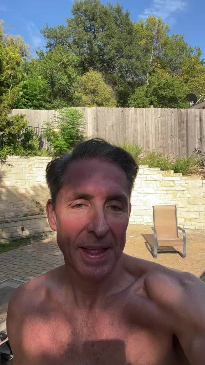 デイヴ・アスプリーのインスタグラム：「Biohacking live from the cold plunge… modafinil, metformin, and testosterone…」