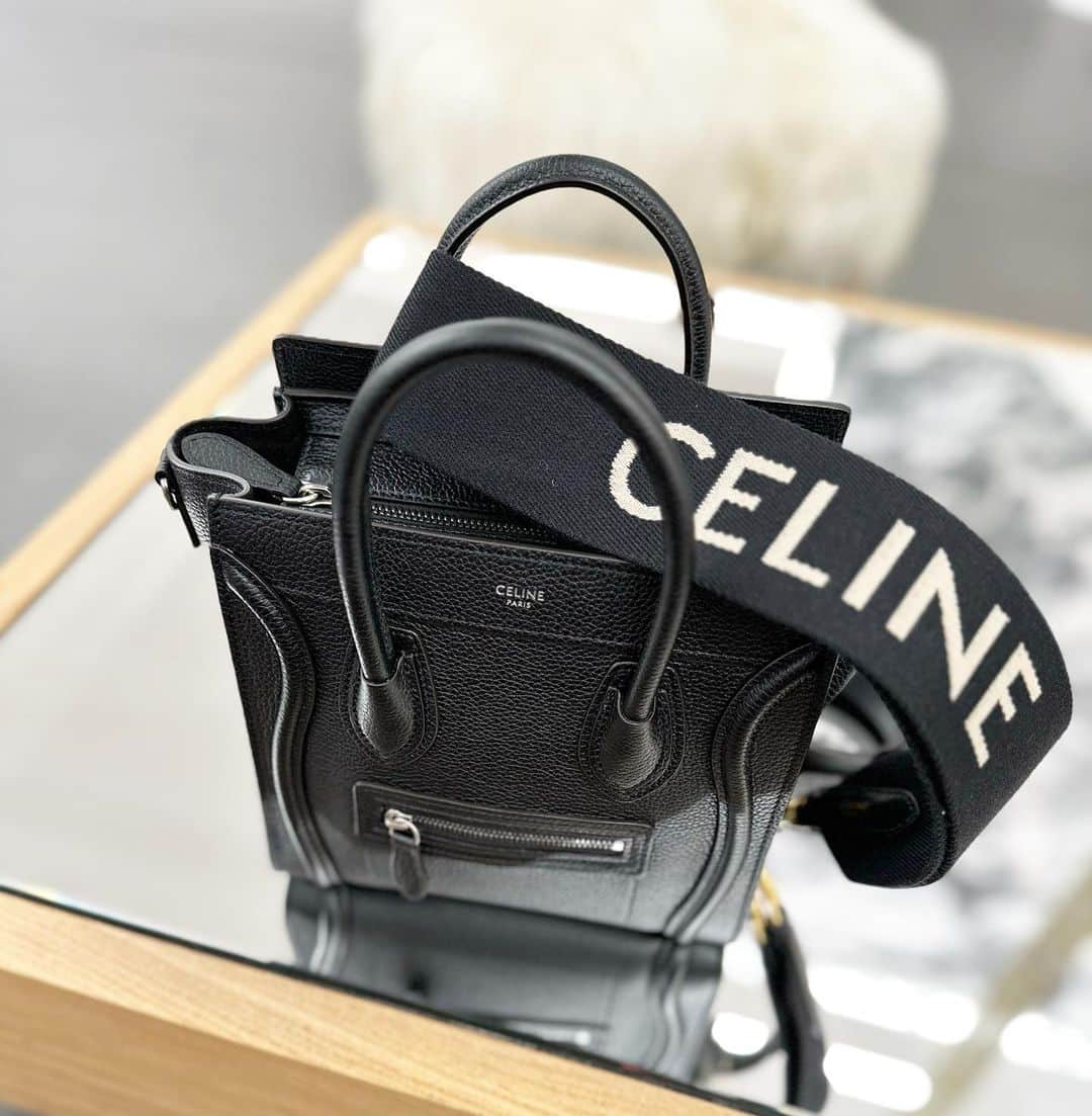 松尾友加里のインスタグラム：「お誕生日自分へのプレゼント🎁 @celine   可愛いベルトでアレンジして 頂いたぁ🫥💕  ずっと欲しかった鞄だったから 嬉しい〜👸🤍  _ _ _ _ _ ❤︎_ _ _ _ _ #celine  #お誕生日プレゼント  #自分へのご褒美  #表参道  #お洒落な物が好き」