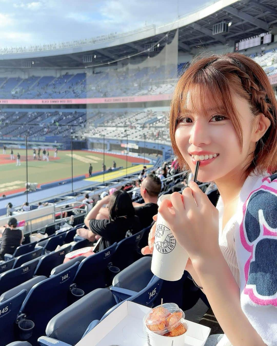 大岩根綾奈さんのインスタグラム写真 - (大岩根綾奈Instagram)「おりほー！！！！！！  姫ラジメンバーでオリックスVSロッテ 見に行きました😊めちゃくちゃ楽しかったぁ🫶集合からバイバイまでずっと笑ってた✨  ZOZOマリンスタジアム本当に大好きな球場なんですけど、今年の夏もこの場所で花火見ることができて幸せな気持ちになりました🏟️⚾️🎆  そして、山本由伸投手11勝目おめでとうございます🎉㊗️✨  選手の皆さんファンの皆さんお疲れ様でした🍵  #bs2023  #オリックス  #オリックスバファローズ  #おりほー #野球  #野球観戦  #野球女子  #オリ姫  #ユニフォーム #背中 #西野真弘 #選手 #オリックスファンと繋がりたい  #野球好きな人と繋がりたい  #zozoマリンスタジアム  #大好きな場所  #花火  #綺麗だった  #夏の思い出」8月8日 23時43分 - ooiwaneayana