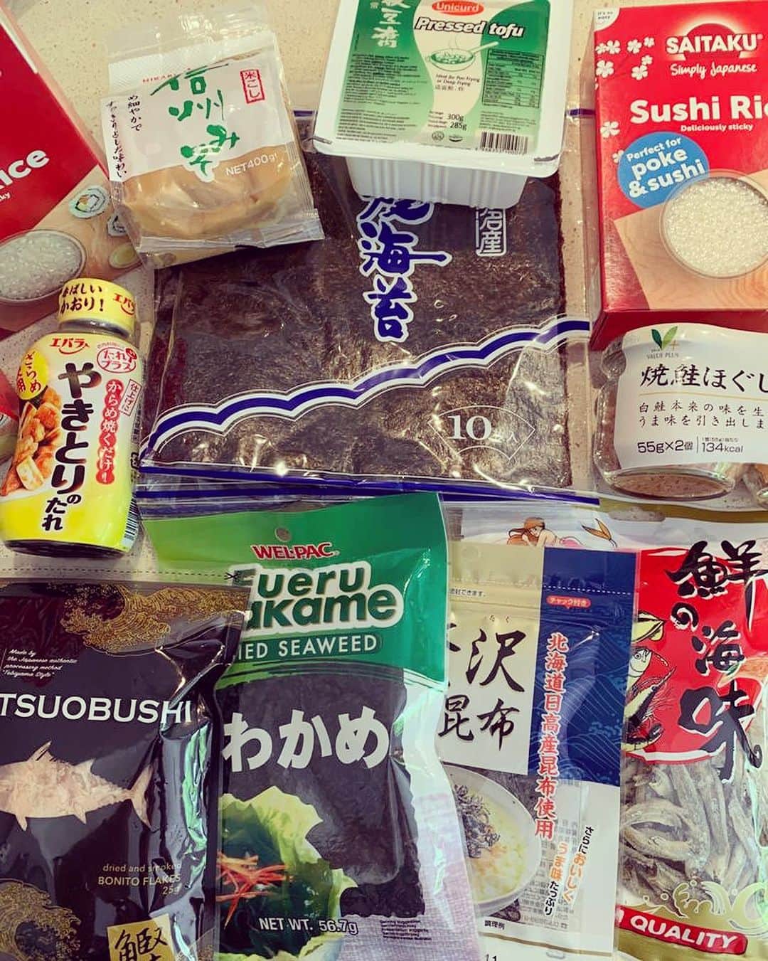 田添菜穂子さんのインスタグラム写真 - (田添菜穂子Instagram)「今朝、イギリスから再び14時間かけて東京に戻ってきました！  最後の日は、私が持ってきた日本食材とレディングの中華スーパーにあった日本具材を合わせて、3家族でおにぎり焼き鳥パーティ！みんなモリモリ食べてくれて嬉しかったです。かあさん、あったかいおにぎり食べてほしくて次々作って補充してたから、なんだか写真は残り物でごめんなさい😅 日本食、気に入ってもらえたよ、ってことで、、。  日々お話するのに忙しくて、全然アップできなかったんですが、友人たちのおかげで本当に楽しい楽しい日々でした。 寒かったし、天気もだいたい悪い、とってもイギリスらしい毎日でしたが、それだけに、たまに出てきたお日様に感謝したり、息を飲むような自然の風景に感動したり、野生の動物達を愛でたり、、。  私たちはグローバルな世界を生きていてたいていのものは、手に入るし、デジタルで体験できるけれど、その土地の天気や空気にさらされて感じられるものってまだまだたくさんあるものなんだなあ、と思いました。もちろん人も！！ 久しぶりのイギリス、アップデートもできました！  これからもたくさん、旅をしようっと。  #イギリス #イギリス旅行 #nahoengland2023」8月8日 23時43分 - nahokotazoe