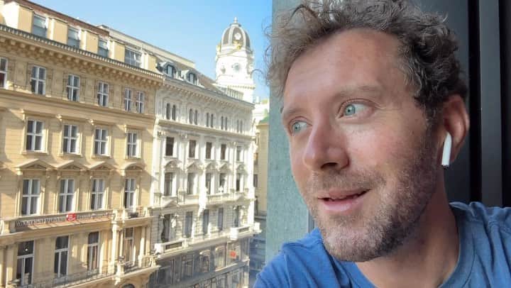 T・J・サインのインスタグラム：「We have arrived.  Part 1  Vienna. 😀🔔❤️」