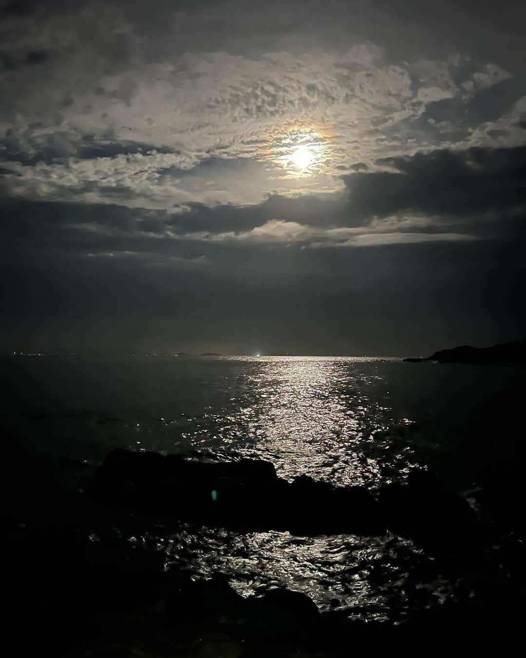 井上咲楽さんのインスタグラム写真 - (井上咲楽Instagram)「技術さんたちとみんなで夜釣り！ わたしは数回やって、月が綺麗でぼーっとしてた 夜はいいな〜月はいいな〜」8月8日 23時44分 - bling2sakura