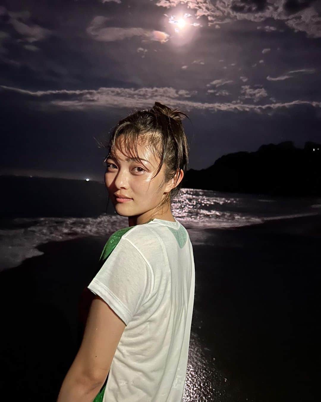 井上咲楽さんのインスタグラム写真 - (井上咲楽Instagram)「技術さんたちとみんなで夜釣り！ わたしは数回やって、月が綺麗でぼーっとしてた 夜はいいな〜月はいいな〜」8月8日 23時44分 - bling2sakura