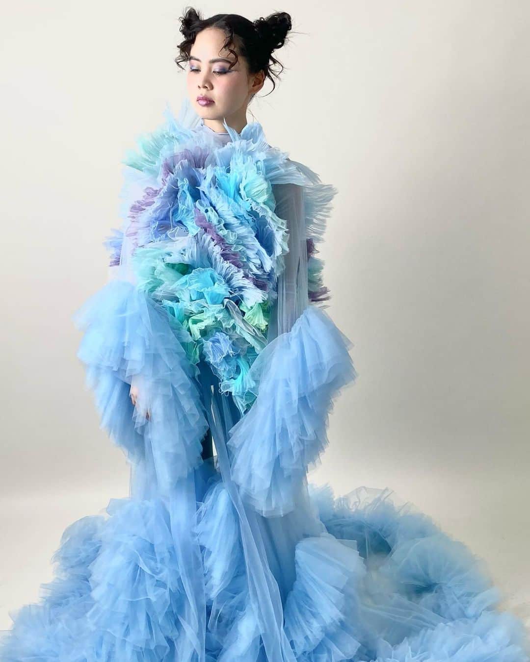 ARAKI SHIROのインスタグラム：「-behind the shoot- the creature details/organic costume in ocean blue🐠🐠🐠 location @fildor_akeno   #ARAKISHIRO #emergingdesigner #upnextdesigner #dazedanddiscovered  #alwaysupportalent  #アラキシロウ」