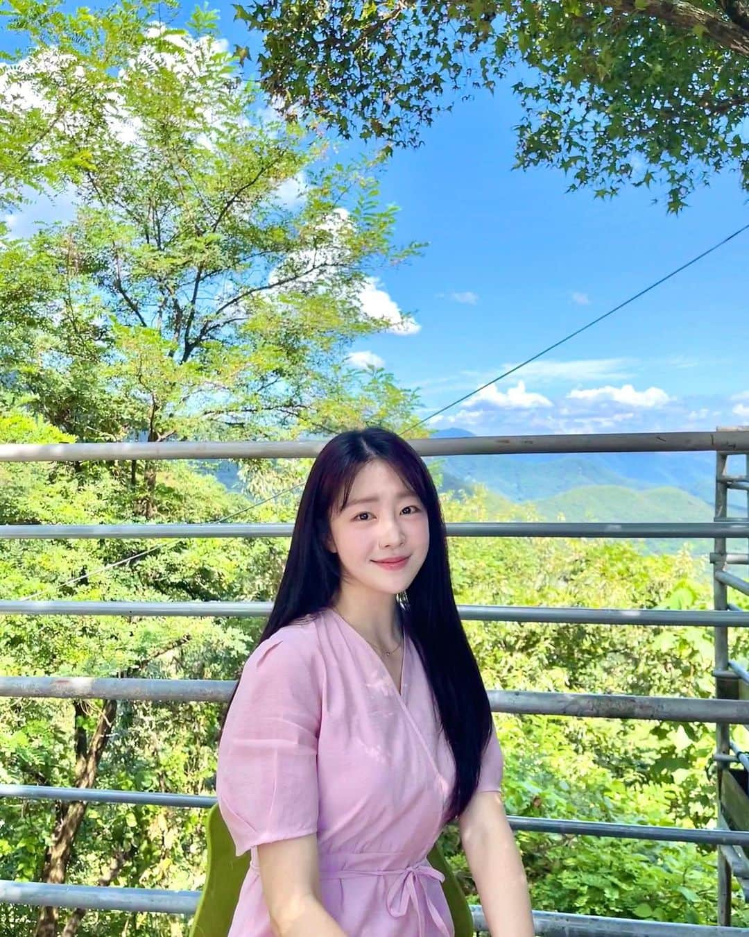 ユジョンのインスタグラム：「여름을 나는 법 🍉🌳🌥️」