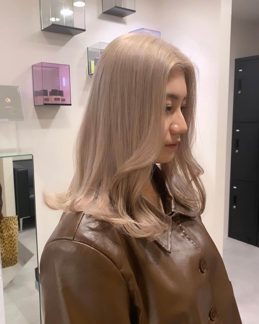 Beleza_official_instagramのインスタグラム：「ミルクティーブロンド ミルクティーベージュ🎀  #ブリーチ2回 から♡  ＊選択クーポン＊ 【emi指名限定】と記載のメニューからお選びください  カット＋Wカラー＋内部補修トリートメント　¥20,000〜 カット＋ハイブリーチカラー＋内部補修トリートメント　¥26,400〜  ご予約はプロフィールに記載のURLホットペッパー又は、dmから 初回は髪の履歴や状態によりお時間が長くかかる可能性がありますのでハイブリーチメニューでのご予約がオススメです❕  ブリーチはだれを任せるかで仕上がりも、今後の髪の状態もとっても差がでる技術です ハイクオリティなヘア是非お任せください🎀  来店時にケアの方法もたっぷり お伝えします♡ ダメージレスでムラのない艶ハイトーン一緒に育てていきましょう🌙💫  #ヘアカラートレンド#リタッチブリーチ#ブリーチカラー#ブロンド#ハイトーン#ハイトーンカラー#ハイトーンピンク#ピンクカラー#ハイトーンミルクティー#グレージュカラー#ミルクティー#ミルクティーカラー#ピンクミルクティー#ミルクティーベージュ#ブロンドヘアー#ブロンドカラー#インナーカラー#ハイトーンボブ#ホワイトピンク#ピンクベージュ#ピンクブロンド#ホワイトベージュ#ホワイトカラー#ホワイトブロンド#抜きっぱなし#抜きっぱなしブロンド#emi_special」