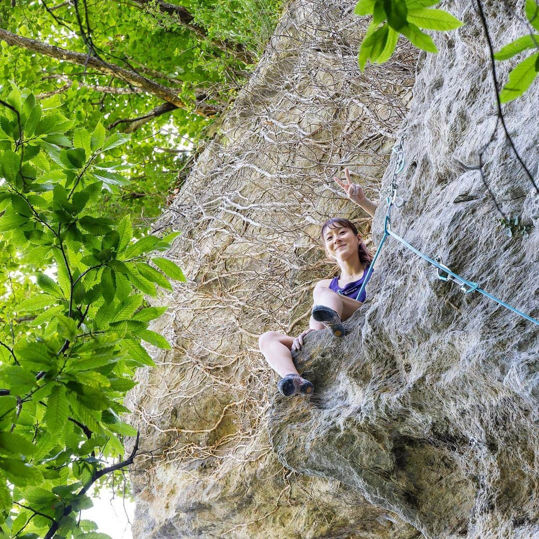 大田理裟さんのインスタグラム写真 - (大田理裟Instagram)「✌️✌️✌️  #climbing #bouldering #sportclimbing #lead #スポーツクライミング #クライミング #champion #BeYourOwnChampion #championjp #wisechalk #rock #rockclimbing #mountain #岩 #italy #gravere」8月8日 18時21分 - ota_risa