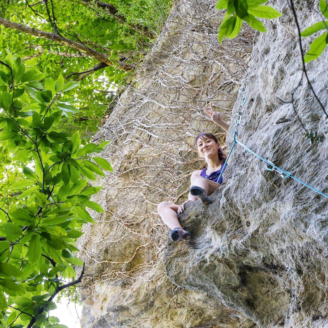 大田理裟のインスタグラム：「✌️✌️✌️  #climbing #bouldering #sportclimbing #lead #スポーツクライミング #クライミング #champion #BeYourOwnChampion #championjp #wisechalk #rock #rockclimbing #mountain #岩 #italy #gravere」