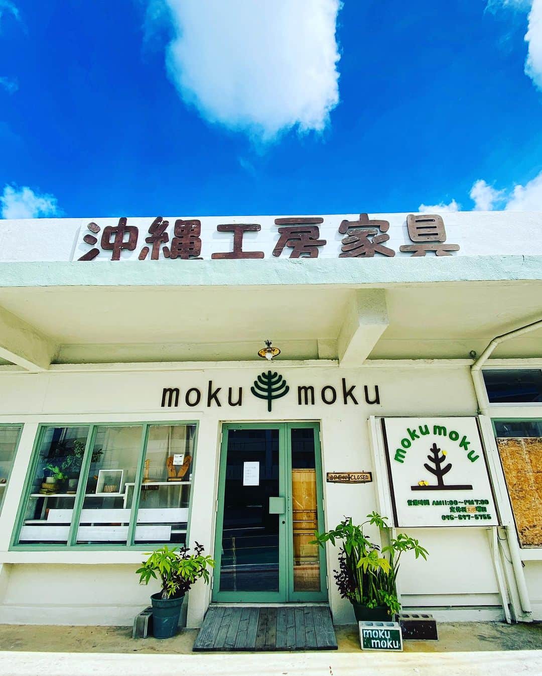おきなわLikesさんのインスタグラム写真 - (おきなわLikesInstagram)「【#58の気になるお店に行ってみた！シリーズ】第2弾です✌️  先月投稿した第1弾は、 アンティークショップ@usa_furniture_okinawa にお邪魔し、 USAとUKのアンティークを紹介しましたね🩵  そうそう、あの泣き顔のカップの写真🤣  今週8月11日（金）は「#山の日 」ということで‼️ 木を生かした沖縄工房家具「mokumoku」さんを ご紹介しちゃいます😉💚  店内に入ると木材で作られた可愛い家具と木🌳の香りで 落ち着く雰囲気♪  mokumokuさんは7工房が共同運営しているお店で それぞれの作家さんが作った商品が並べられているんです😊  店番も交代制なので、 行く度にいろんな作家さんと出会えるのも 楽しみですね♪  木で作られた温かみのある 手作りスプーンや時計・楽器など どれも可愛くて選びきれない！！☺️  個人的には、ベビーちゃんに優しいと今流行りの #木製おもちゃ もたくさんあったので、ママさんにもオススメ😉🩵  あと、皆さん花ブロックって知ってますか❓ これは沖縄を代表する建築家のひとり、 故・仲座久雄さんによってデザインされ 色んな種類の花ブロックが広まったみたいです！  花ブロッグとは 今でこそ沖縄のお家を囲む塀によく使われていますが、 戦後、米軍統治下で急速にコンクリート建築が普及する中、 頑丈で台風に強く、沖縄の強い日差しを遮る一方で 穴から適度な太陽の光と風を取り入れる目的で ブロックに穴を空けたのだとか🤔（写真3枚目）  そんな木製花ブロックを インテリアとしていくつか並べて置いても可愛いですし、 見るのも楽しいですよね😆🌺  お店の前にも駐車スペースもあるので、 車でも行きやすいですが🚘  ちょっと運転、駐車が苦手という人には、 58号線の #大山バス停 から徒歩4分なので、 那覇からでも北谷からでも乗り換えなし、1本で行けますよ😉 （写真8枚目）  たまにはよんな〜、よんな〜、 バスで普段行ったことのない場所を 散策するも良きですよね😉❤️  ーーーーーーーーーーーーーーーーーーーーーーー 店舗名：沖縄工房家具　moku moku 詳細は↓からチェックしてね @mokumoku_ok ーーーーーーーーーーーーーーーーーーーーーーー  ✜ 𖣯 ✜ 𖣯 ✜ 𖣯 ✜ 𖣯 ✜ 𖣯 ✜ 𖣯 ✜ 𖣯 ✜ 𖣯 ✜  沖縄のこと、「ちょっと好き」から「もっと好き」に。  フォローしてね🌺 @okinawa_likes  ✜ 𖣯 ✜ 𖣯 ✜ 𖣯 ✜ 𖣯 ✜ 𖣯 ✜ 𖣯 ✜ 𖣯 ✜ 𖣯 ✜  #おきなわLikes #58の気になるお店に行ってみた！  #宜野湾 #おきなわ好きな人と繋がりたい #okinawa #沖縄旅行  #沖縄観光 #バス旅行 #バス好きな人と繋がりたい #勝手にpr」8月8日 18時31分 - okinawa_likes