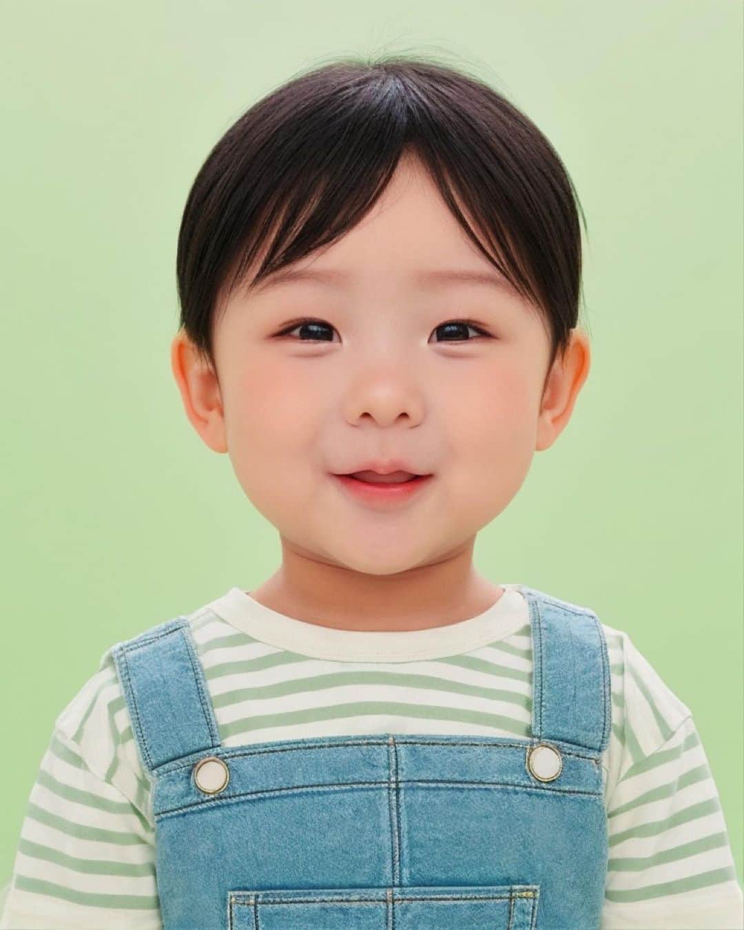 YoonCharmiさんのインスタグラム写真 - (YoonCharmiInstagram)「와 이거 뭐임?? ㅋㅋ 요즘 유행이래서 또 못참고 해 본 스노우 AI베이비 👶🏻💘ㅋㅋㅋㅋㅋ  뭔가 오묘하게 닮은듯 안닮은듯? ㅋㅋ 귀엽긴하네용🤭💕  #스노우 #ai베이비 #snowapp #aibaby」8月8日 18時32分 - yooncharmi